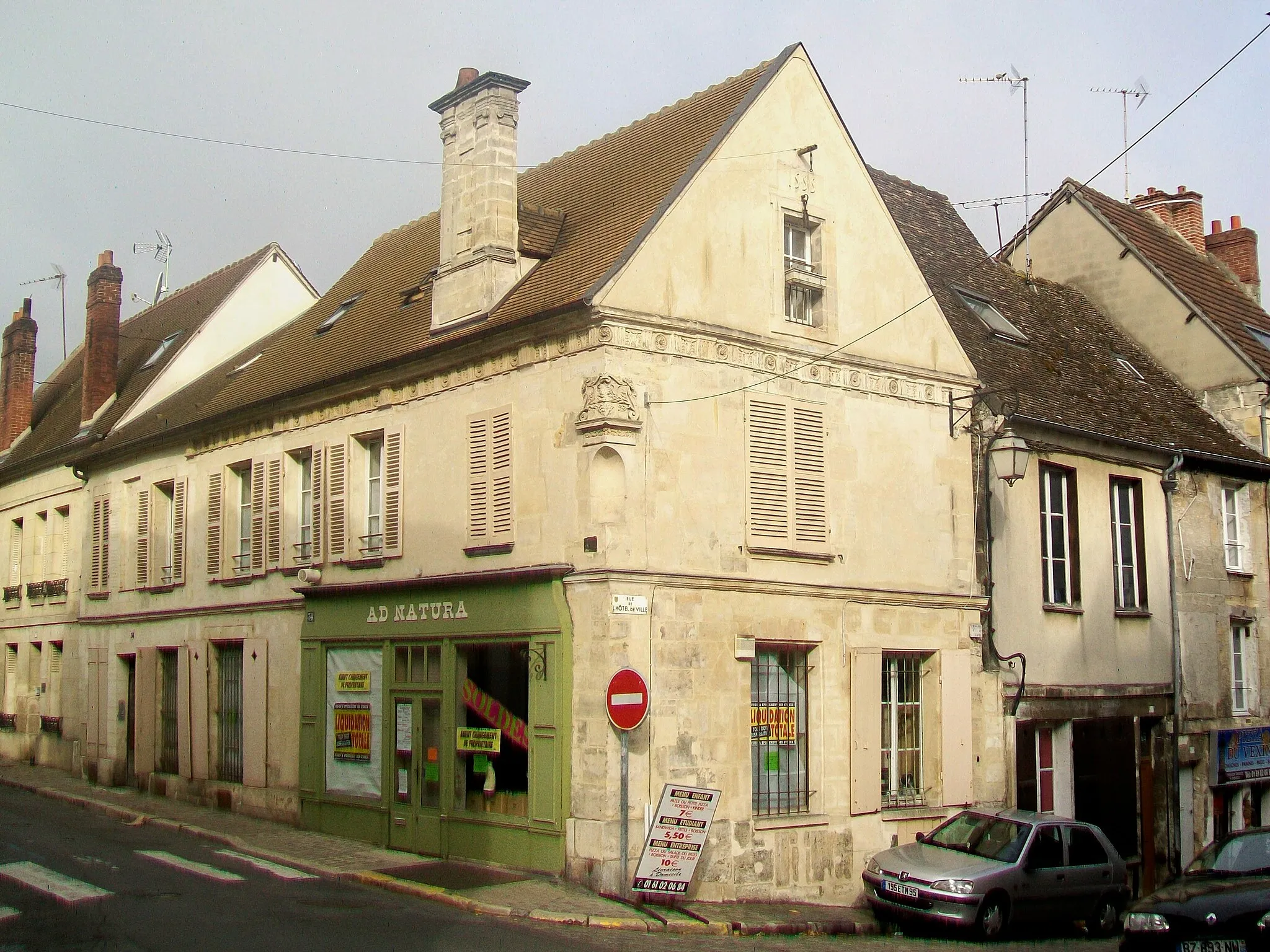 Photo showing: La maison Henri II de 1555, à l'angle rue de la Mairie / rue Carnot.