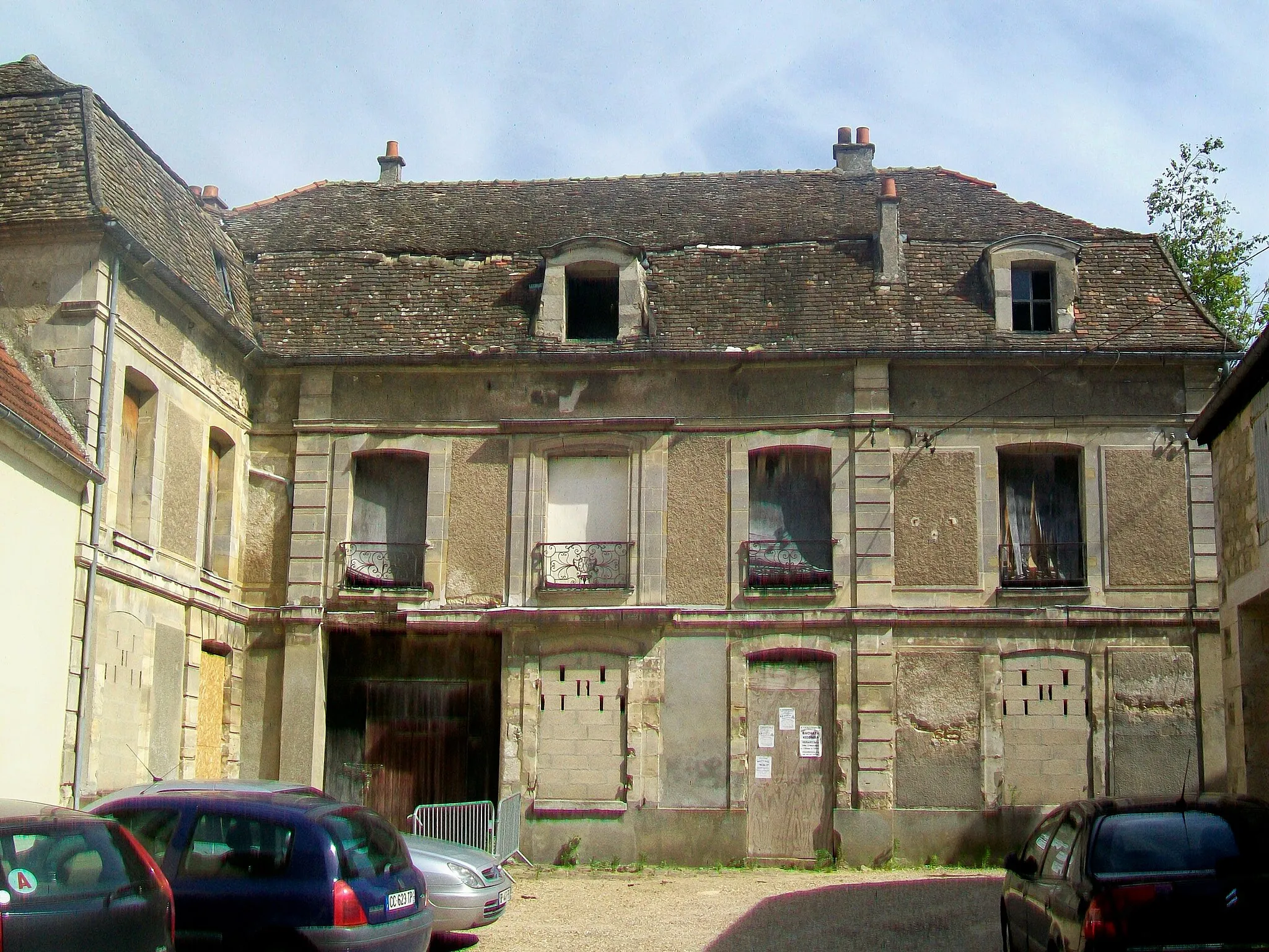 Photo showing: L'hôtel Guyard ou de Brière, dans la cour du n° 22 place de la Halle, sur un parking municipal.