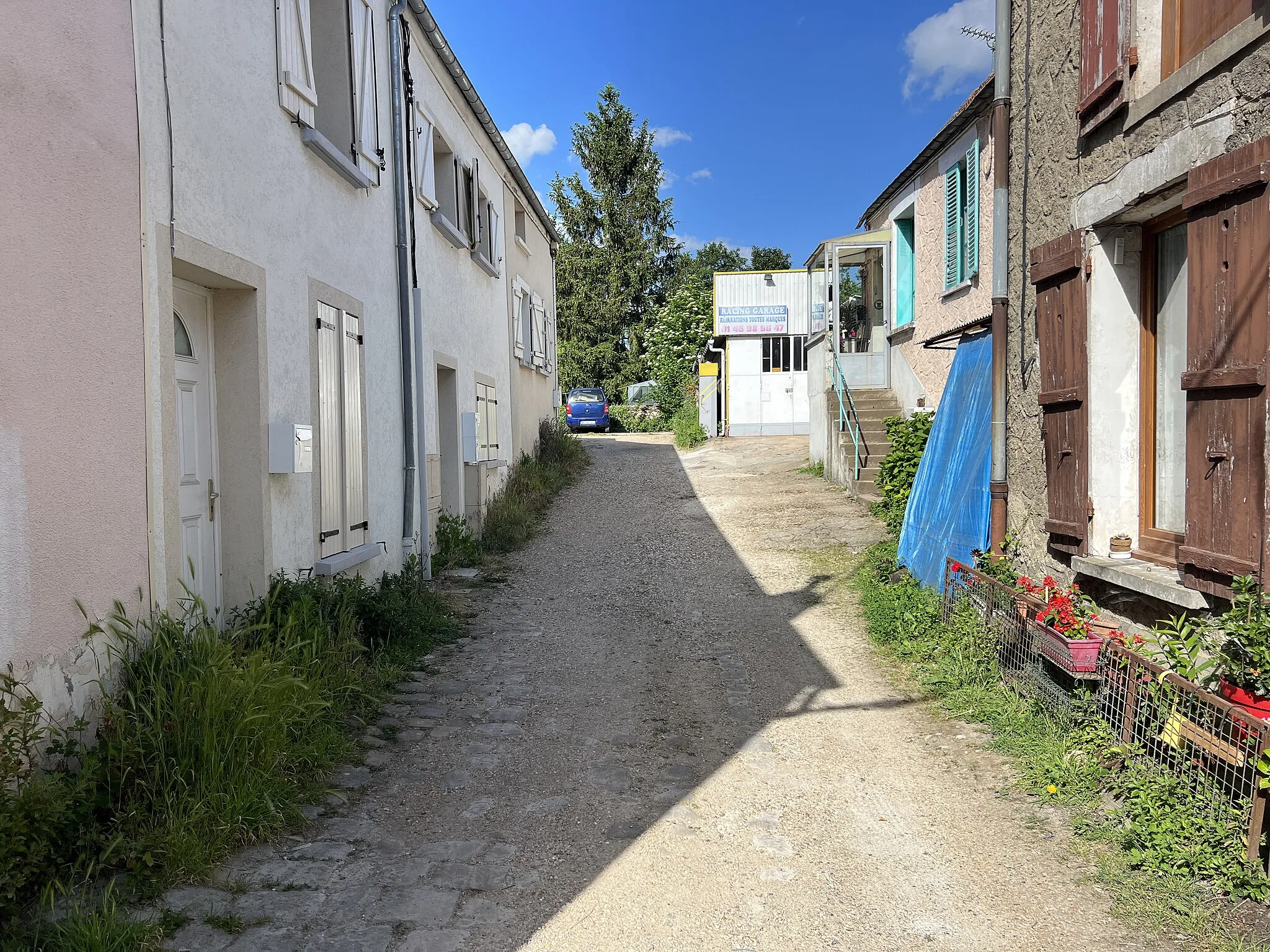 Photo showing: Cour Saint-Vincent, Mandres-les-Roses.