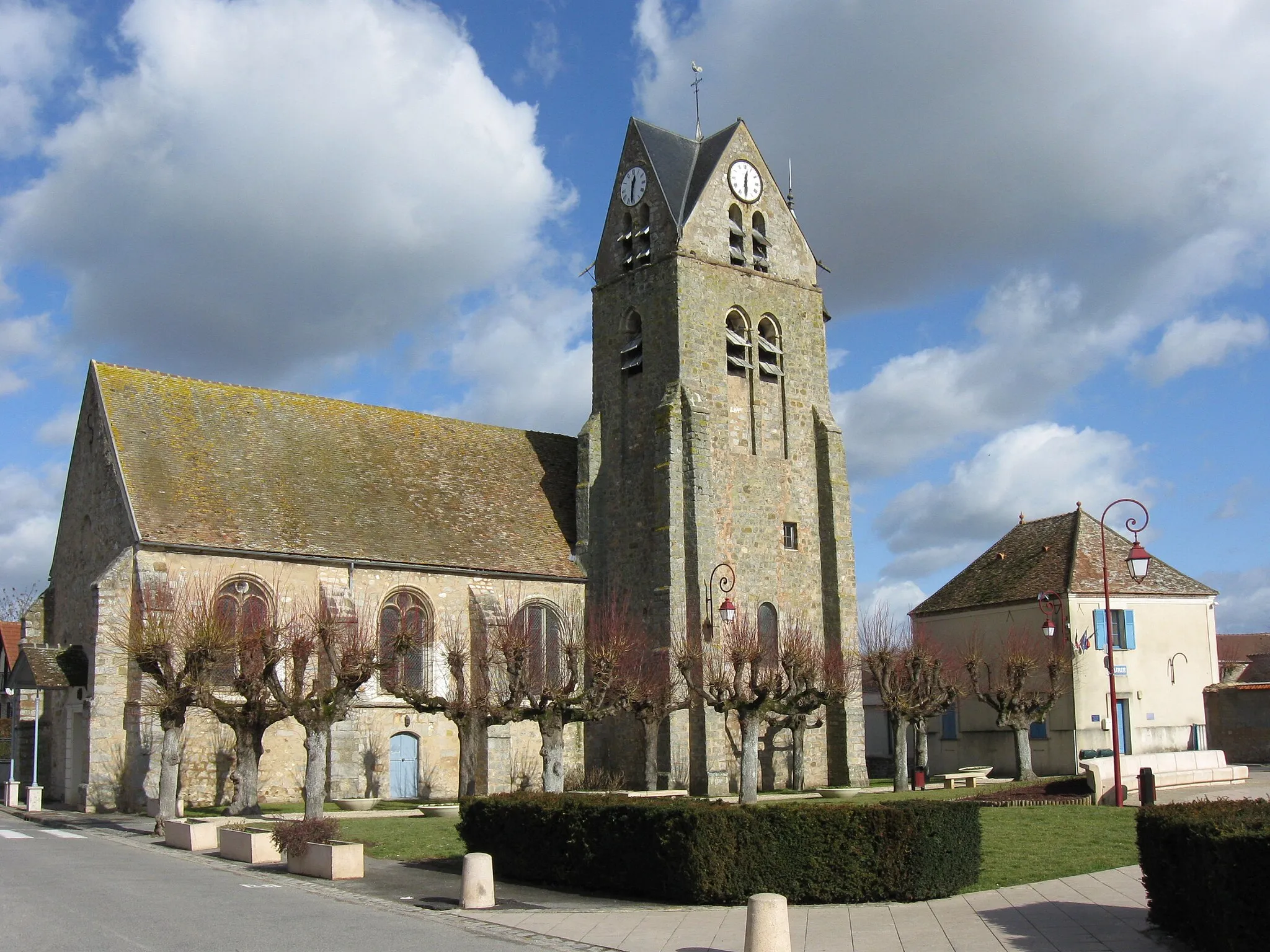 Photo showing: Marolles-sur-Seine, la mairie et l'église Saint-Germain