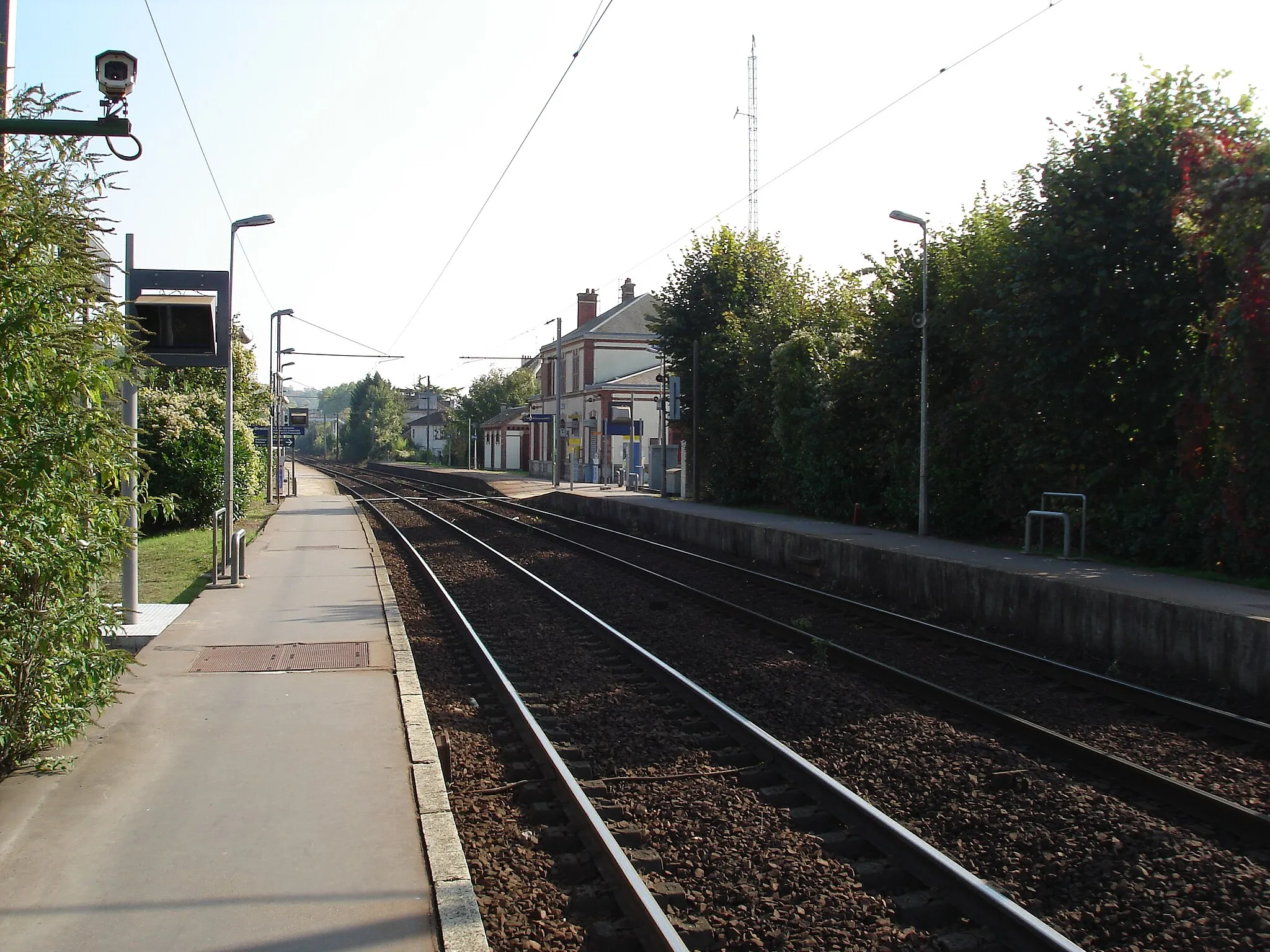 Photo showing: Gare de Maule (78) : Vue en direction de Paris, du quai pour Paris-Montparnasse.