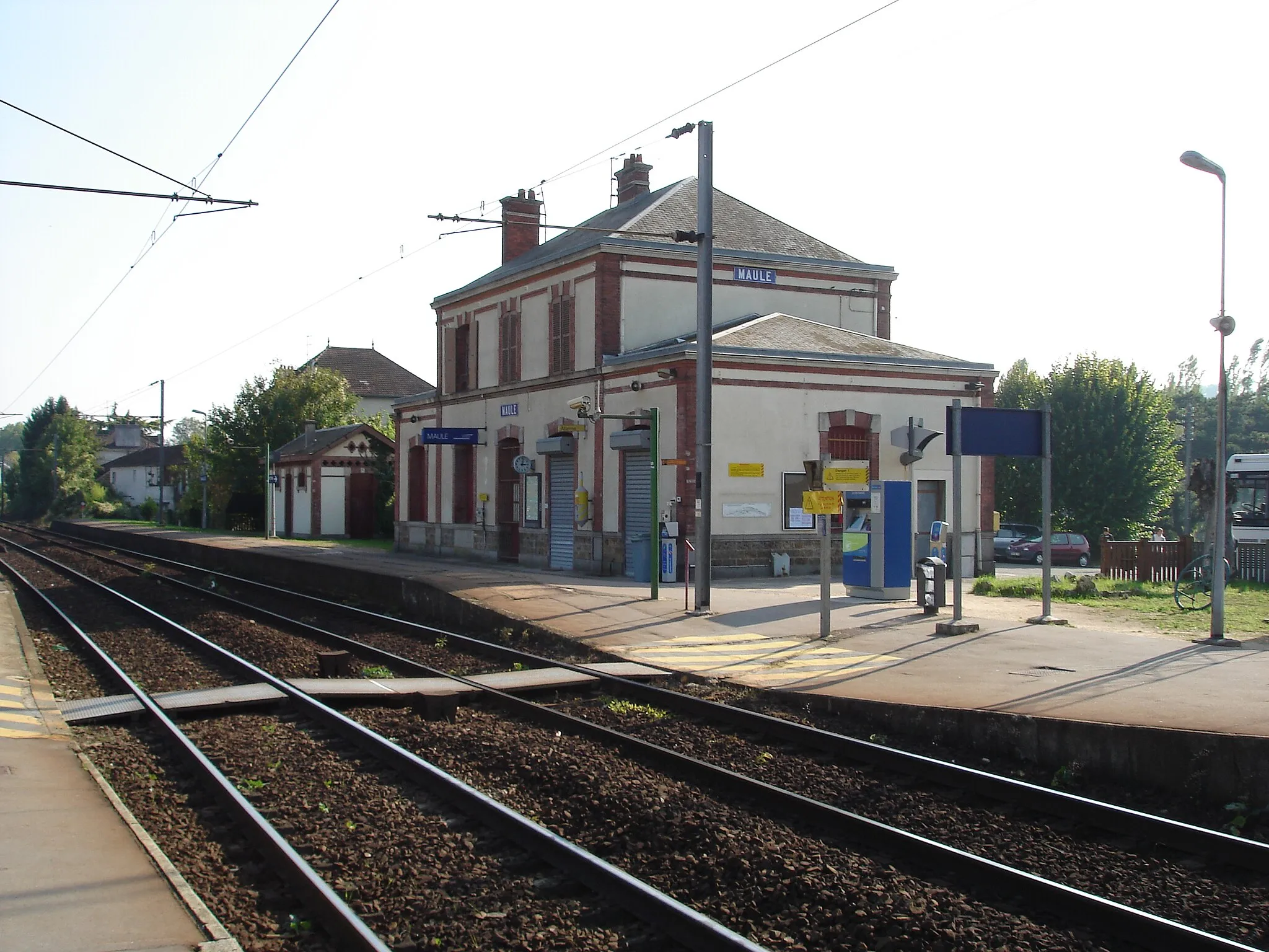 Photo showing: Gare de Maule (78) : Le bâtiment voyageurs et la traversée de voie par les piétons.