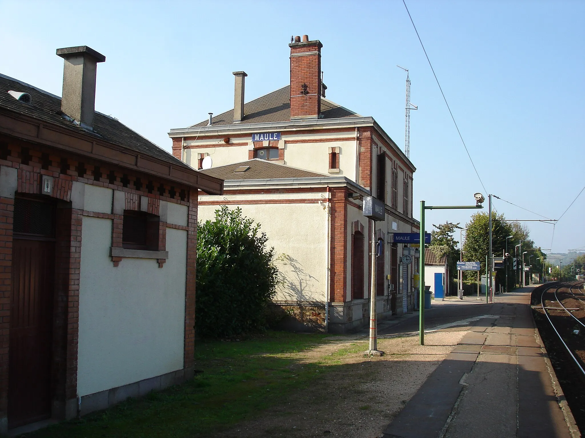 Photo showing: Gare de Maule (78) : Le bâtiment voyageurs et l'ancien bâtiment sanitaire.
