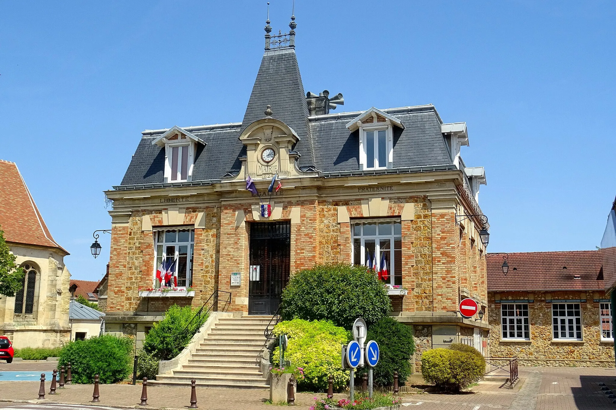 Photo showing: La mairie, rue du Maréchal-Leclerc.