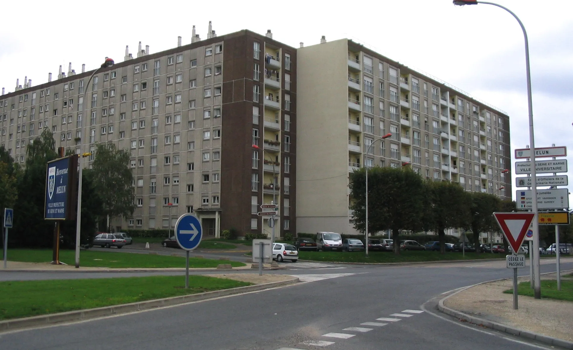 Photo showing: Immeubles du quartier de Montaigu, le long de l'Avenue Georges Pompidou, près de la Route Nationale 105.