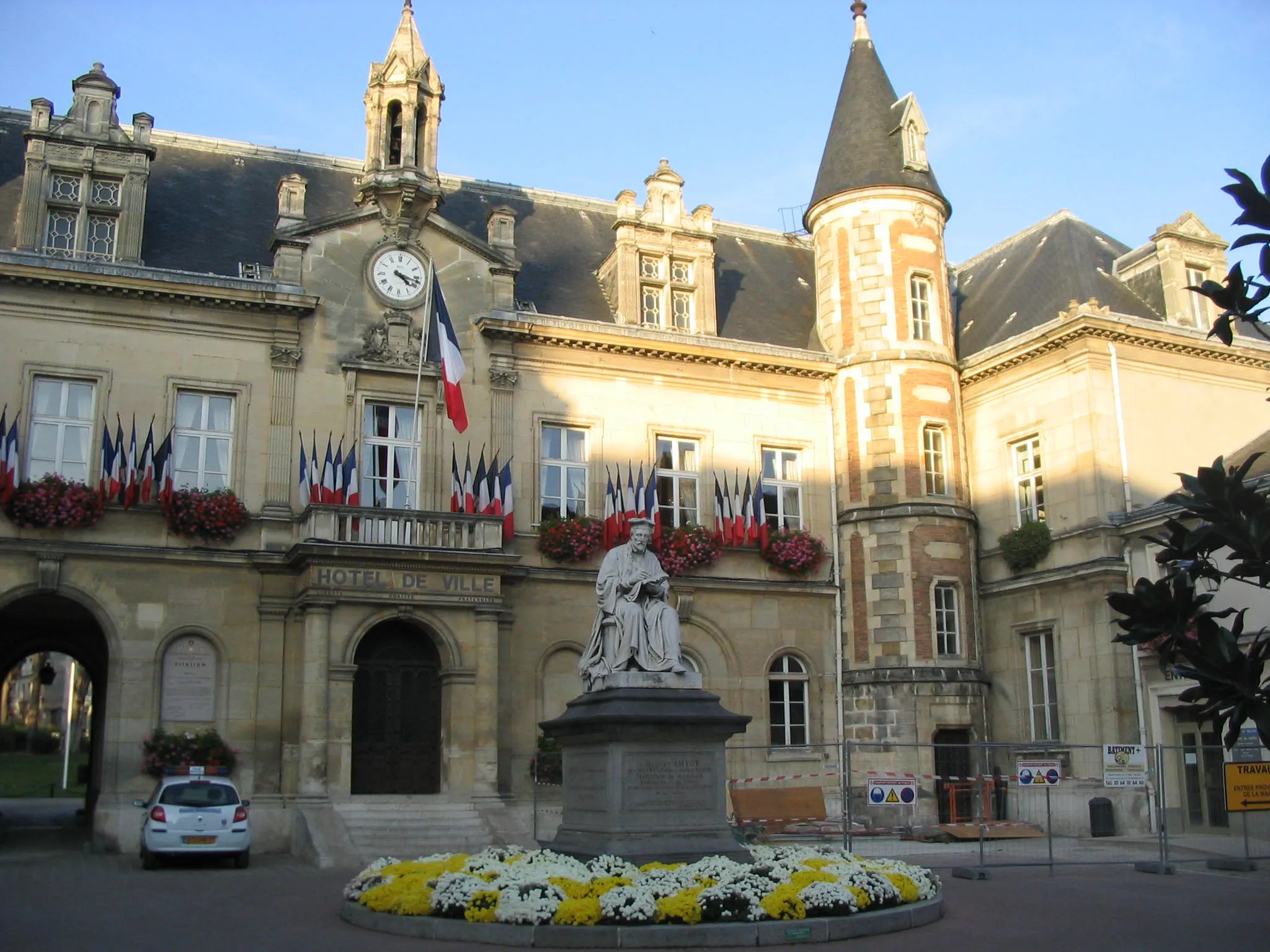 Photo showing: City hall of Melun (Seine-et-Marne, France) with a statue of Jacques Amyot.