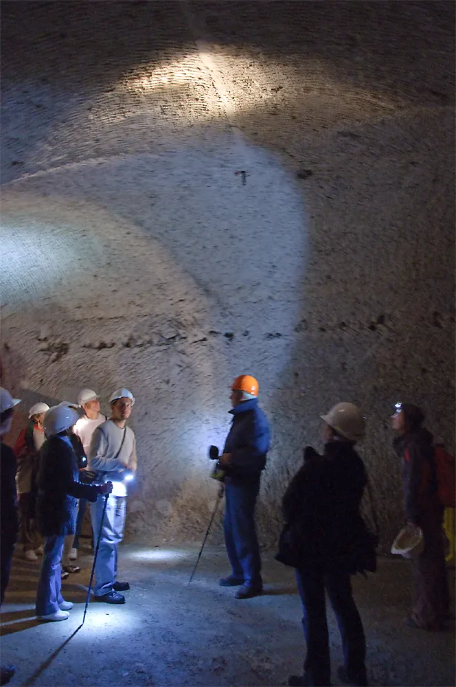 Photo showing: Visiting the former chalk quarries in Meudon, Hauts-de-Seine, France, during European Heritage Days 2010.