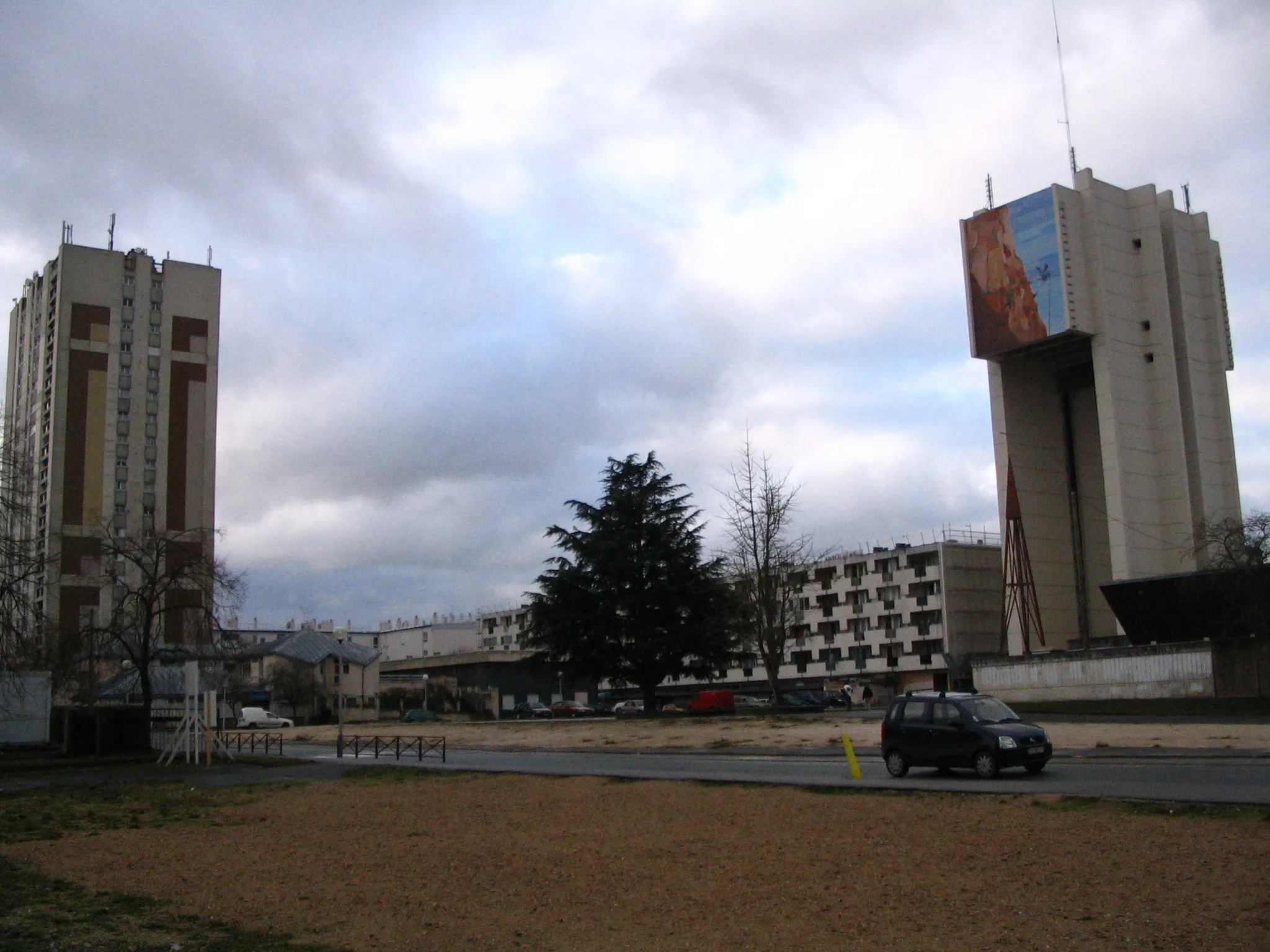 Photo showing: Buildings in the housing estate of Surville, in Montereau-Fault-Yonne, Seine-et-Marne, France.