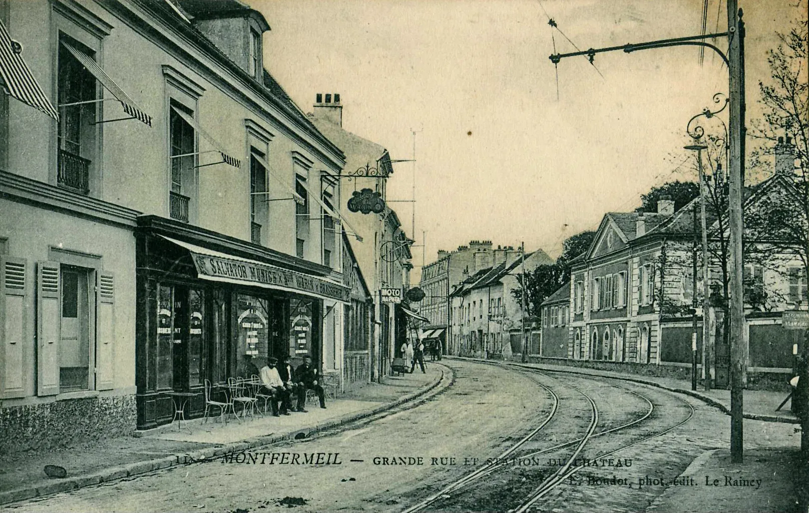 Photo showing: Carte postale ancienne éditée par E. Boudot, phot. - édit. Le Raincy MONTFERMEIL - Grande-Rue et station du Château