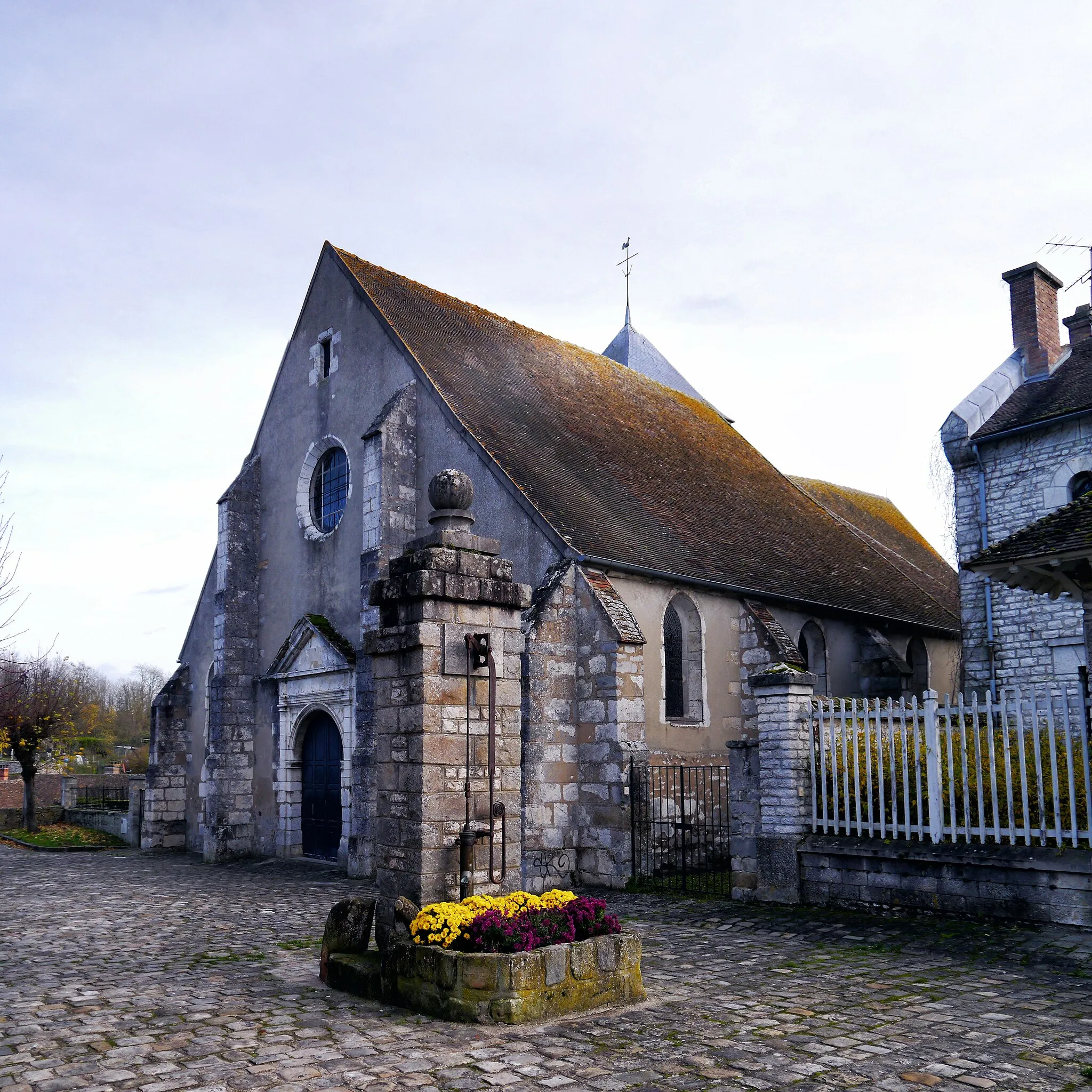 Photo showing: Montigny-sur-Loing, Seine-et-Marne, France. Église Saint-Pierre-et-Saint-Paul.