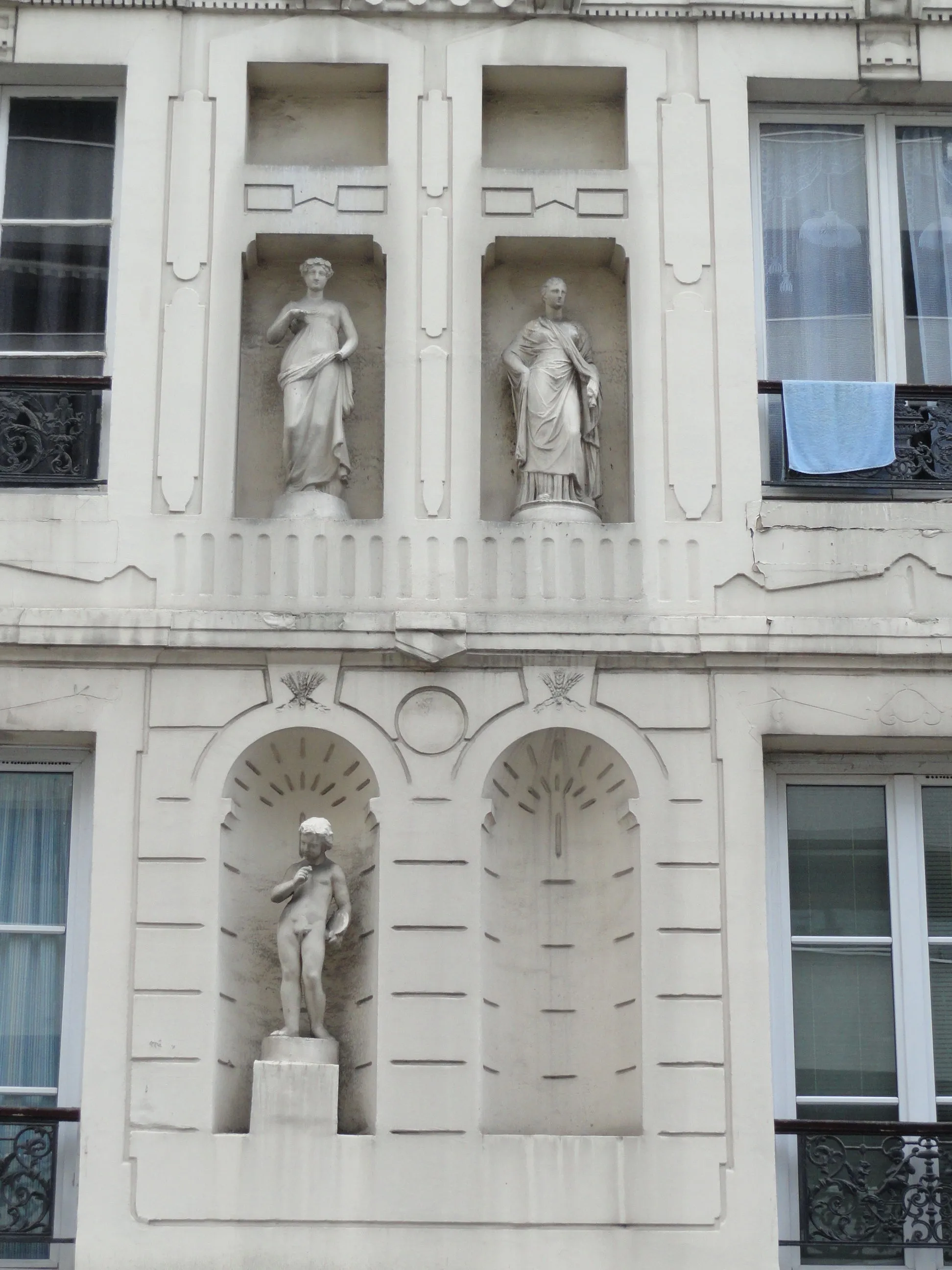 Photo showing: Building 52 rue de Montreuil - Paris 11 - France - Statues on the front