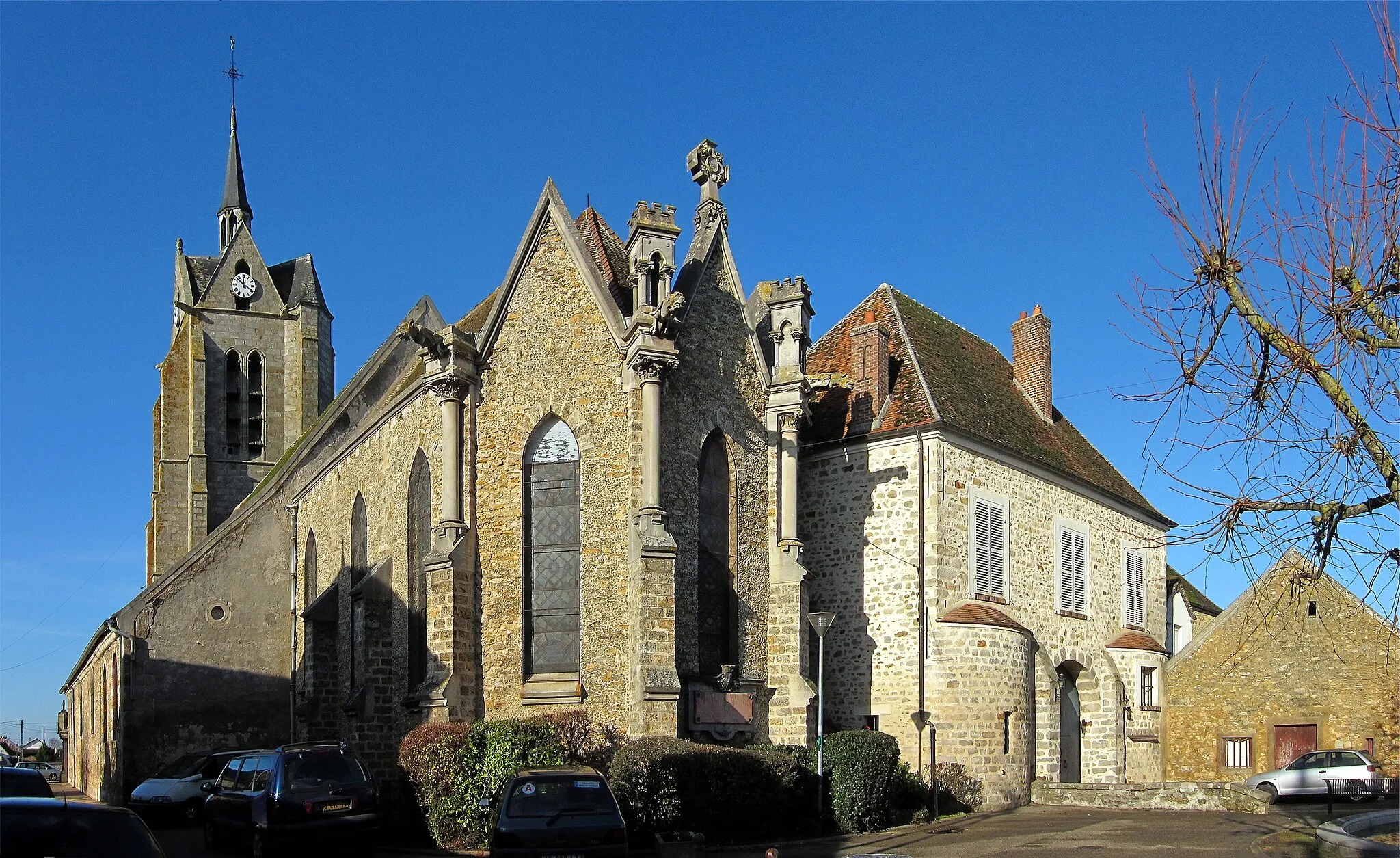 Photo showing: Saint-Germain-d'Auxerre church in Mormant (Seine-et-Marne, France). Its bell tower is from the 13th century, the church itself being rebuilt in 1880.