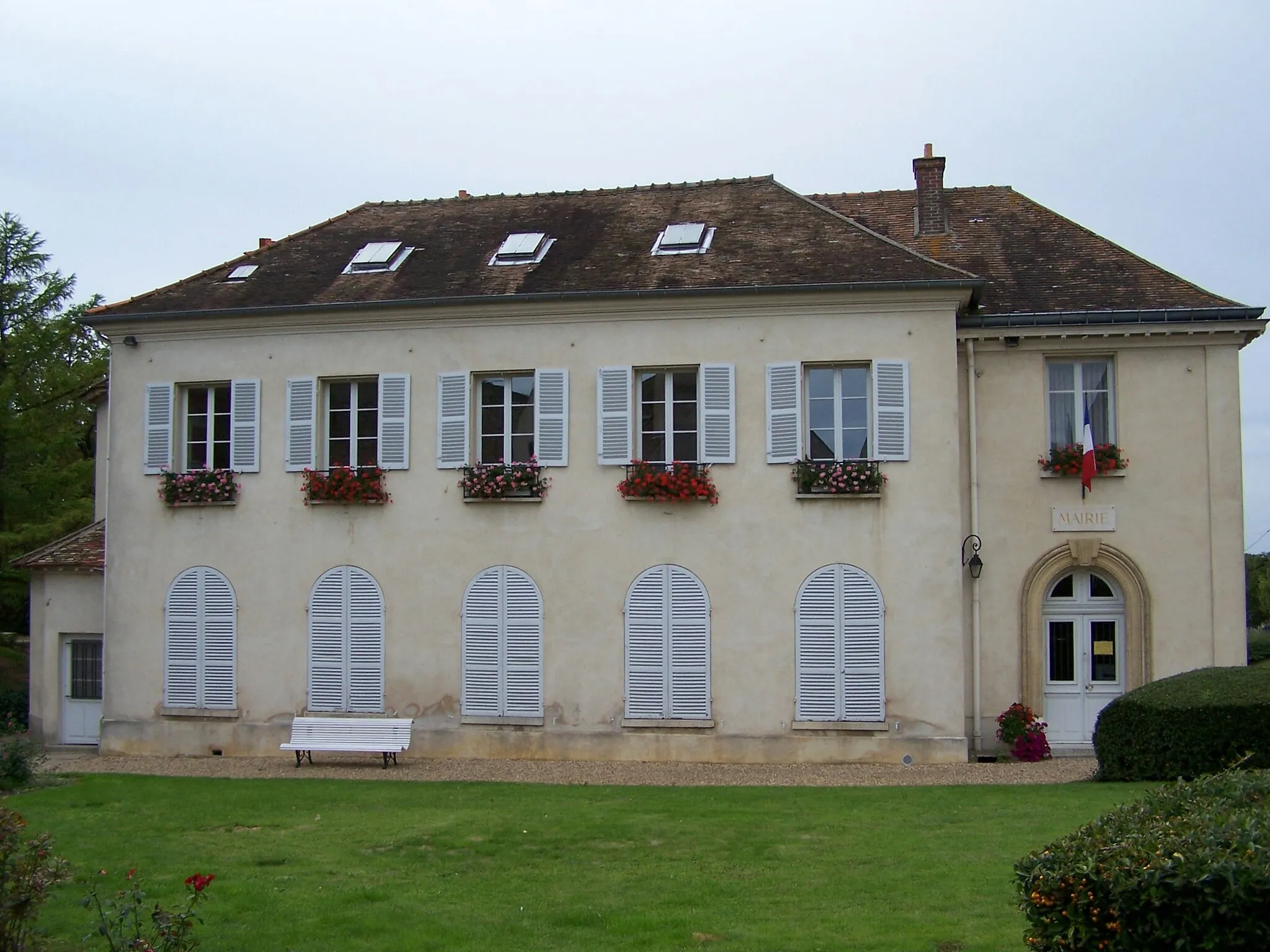 Photo showing: Town hall of Neauphle-le-Château (Yvelines, France).