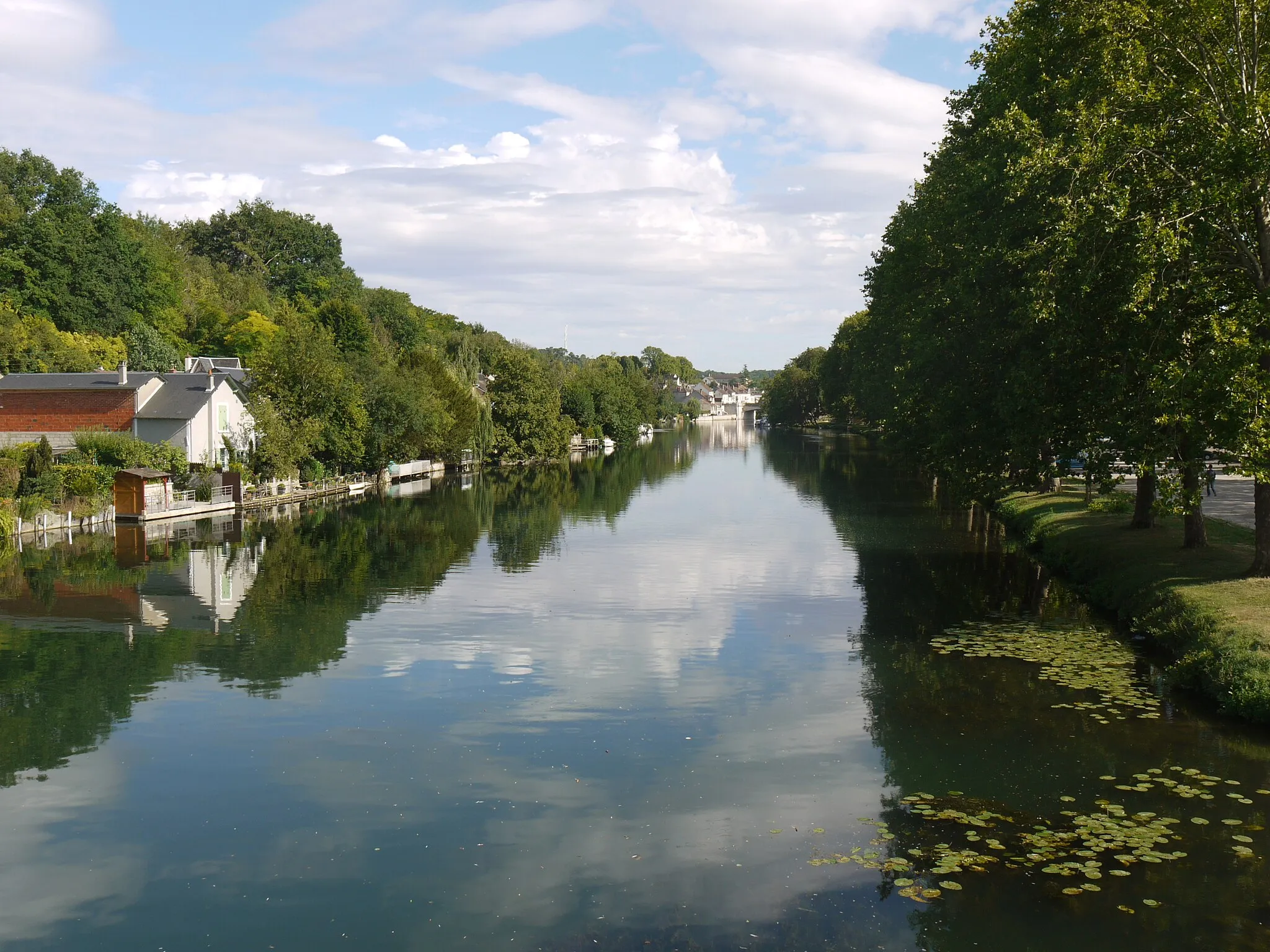 Photo showing: The river Loing in the city of Nemours, Seine et Marne, France