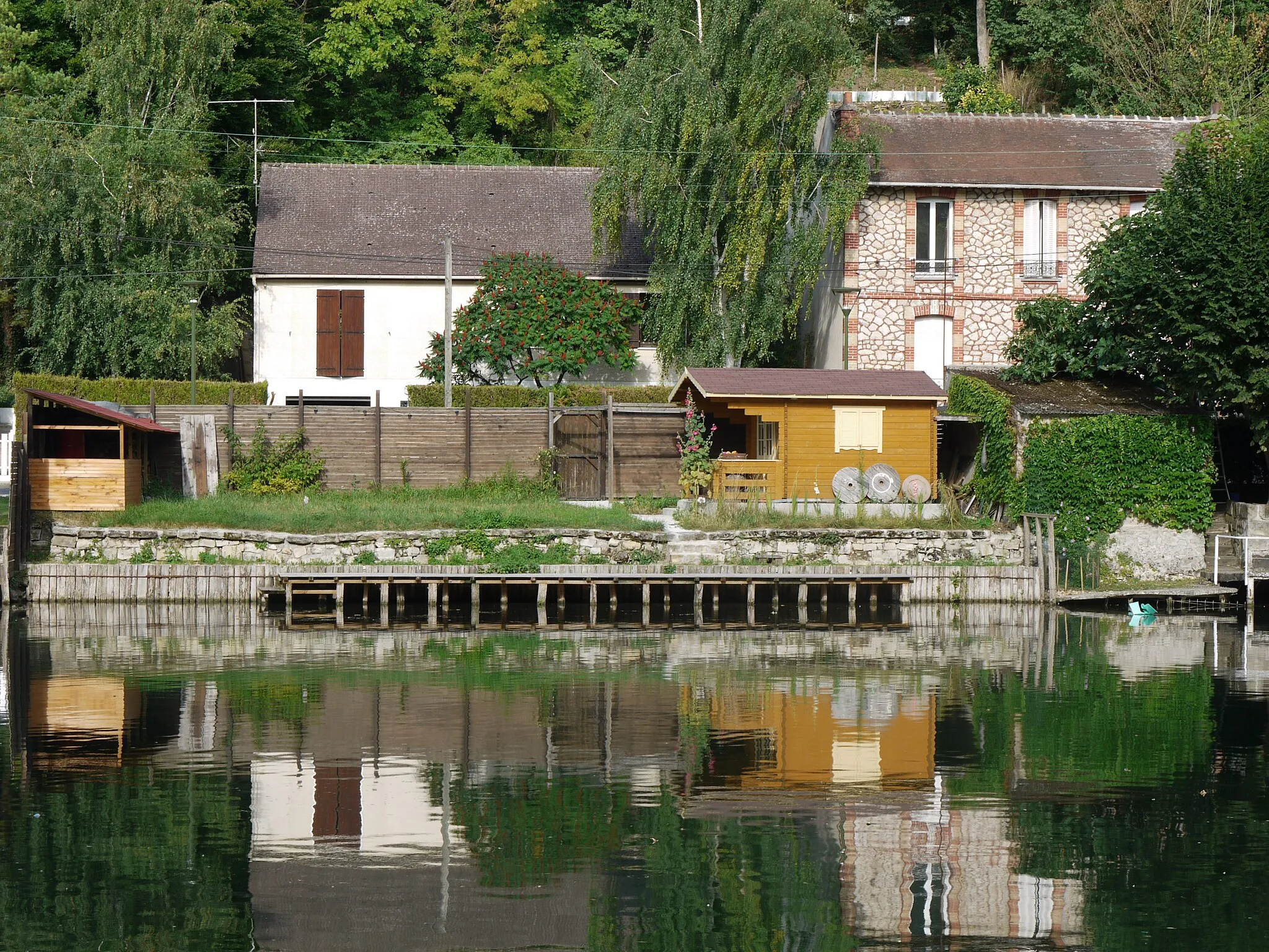 Photo showing: The river Loing in the city of Nemours, Seine et Marne, France