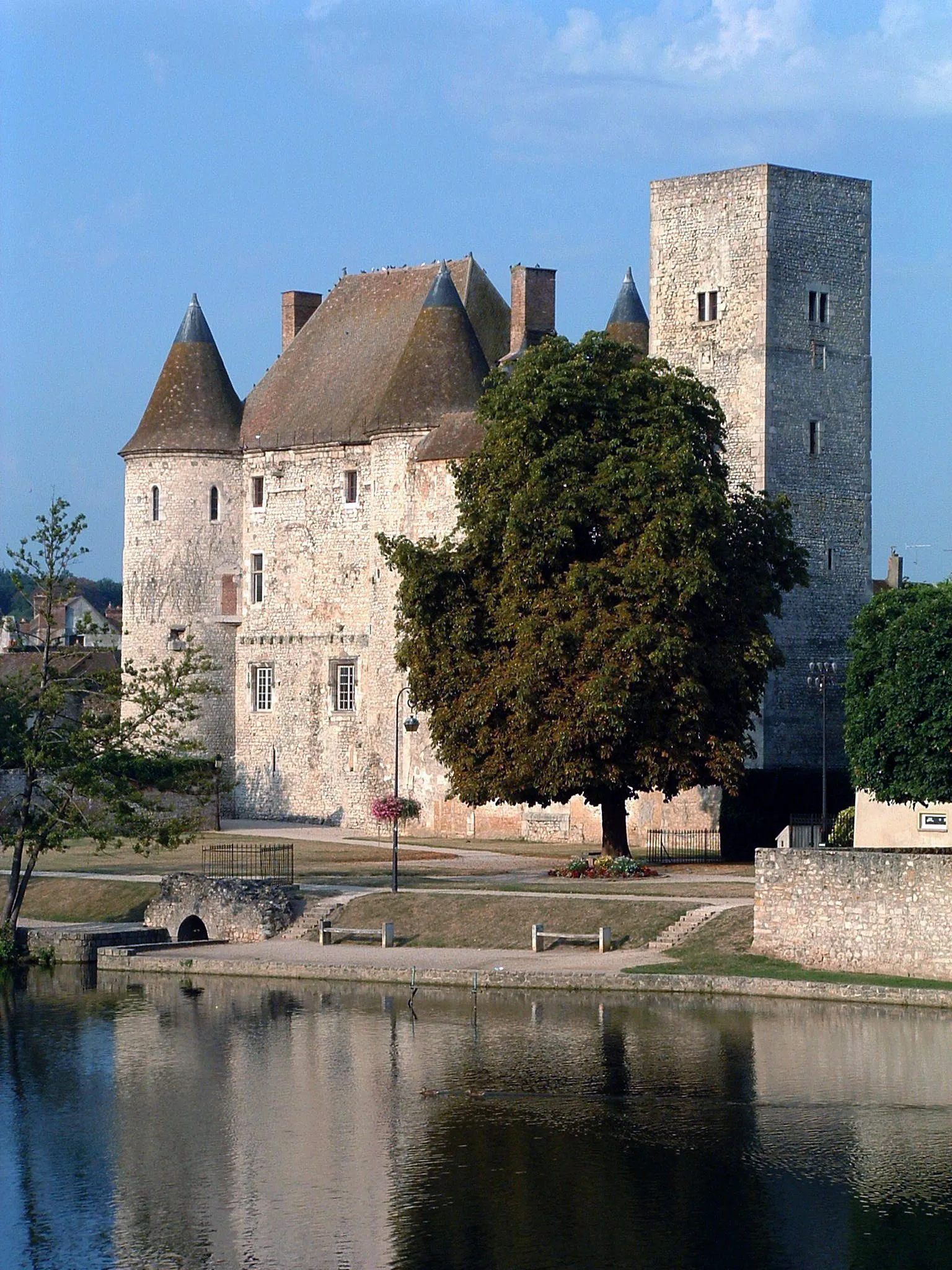 Photo showing: Nemours - Le château et le Loing