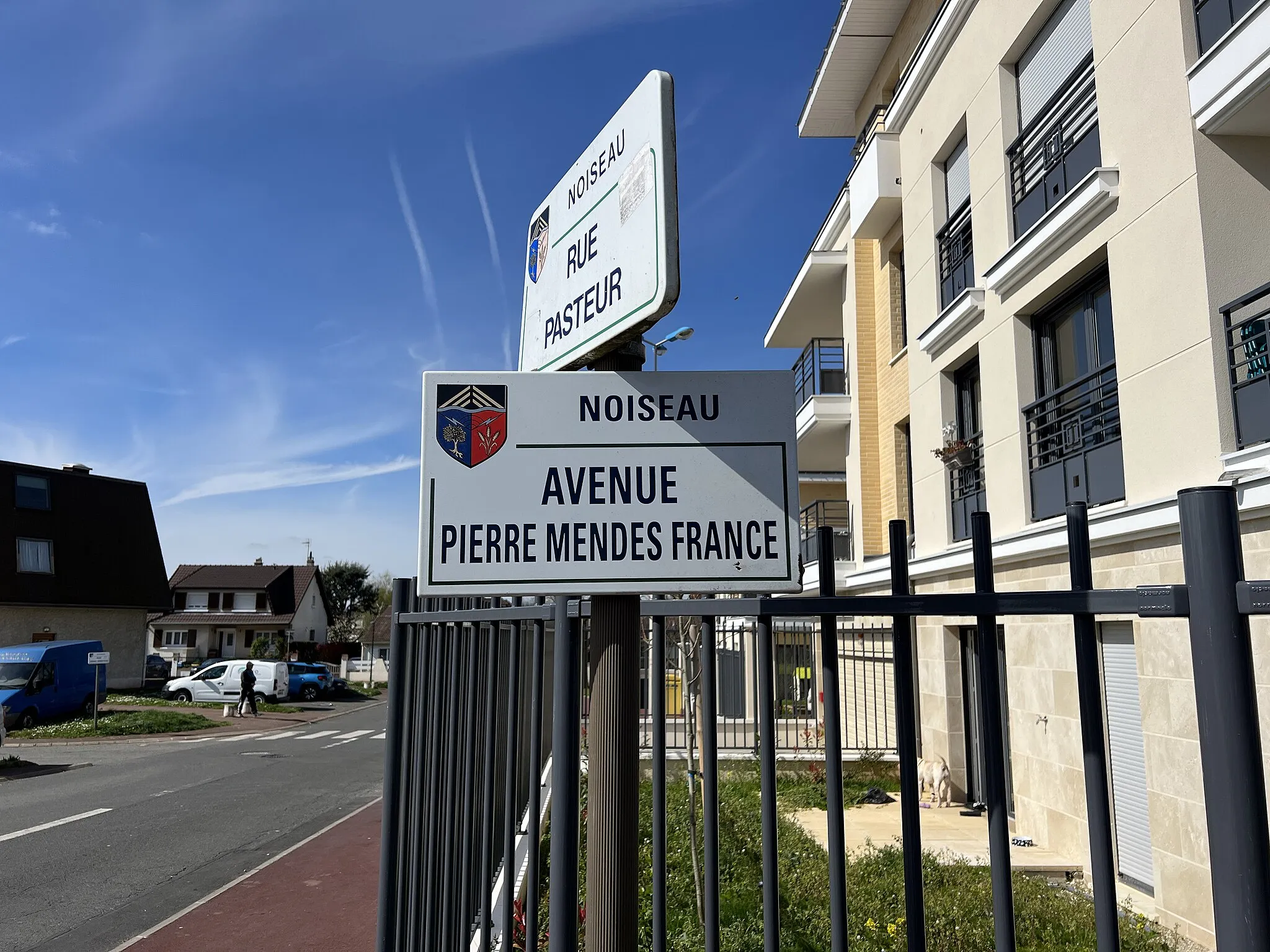 Photo showing: Plaque de l'avenue Pierre Mendès-France, Noiseau.