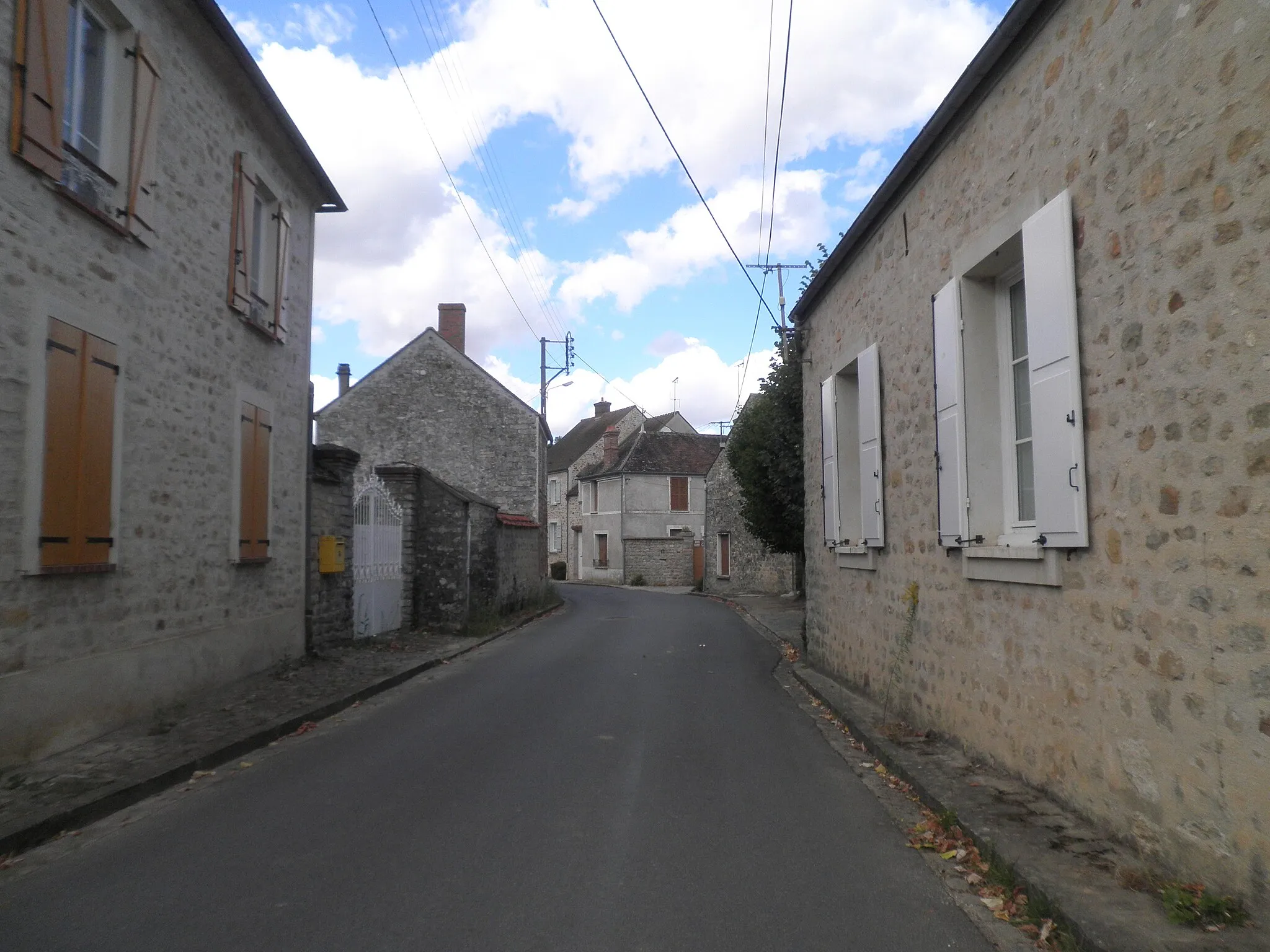 Photo showing: la Rue Grande, rue principale de Noisy-sur-École.