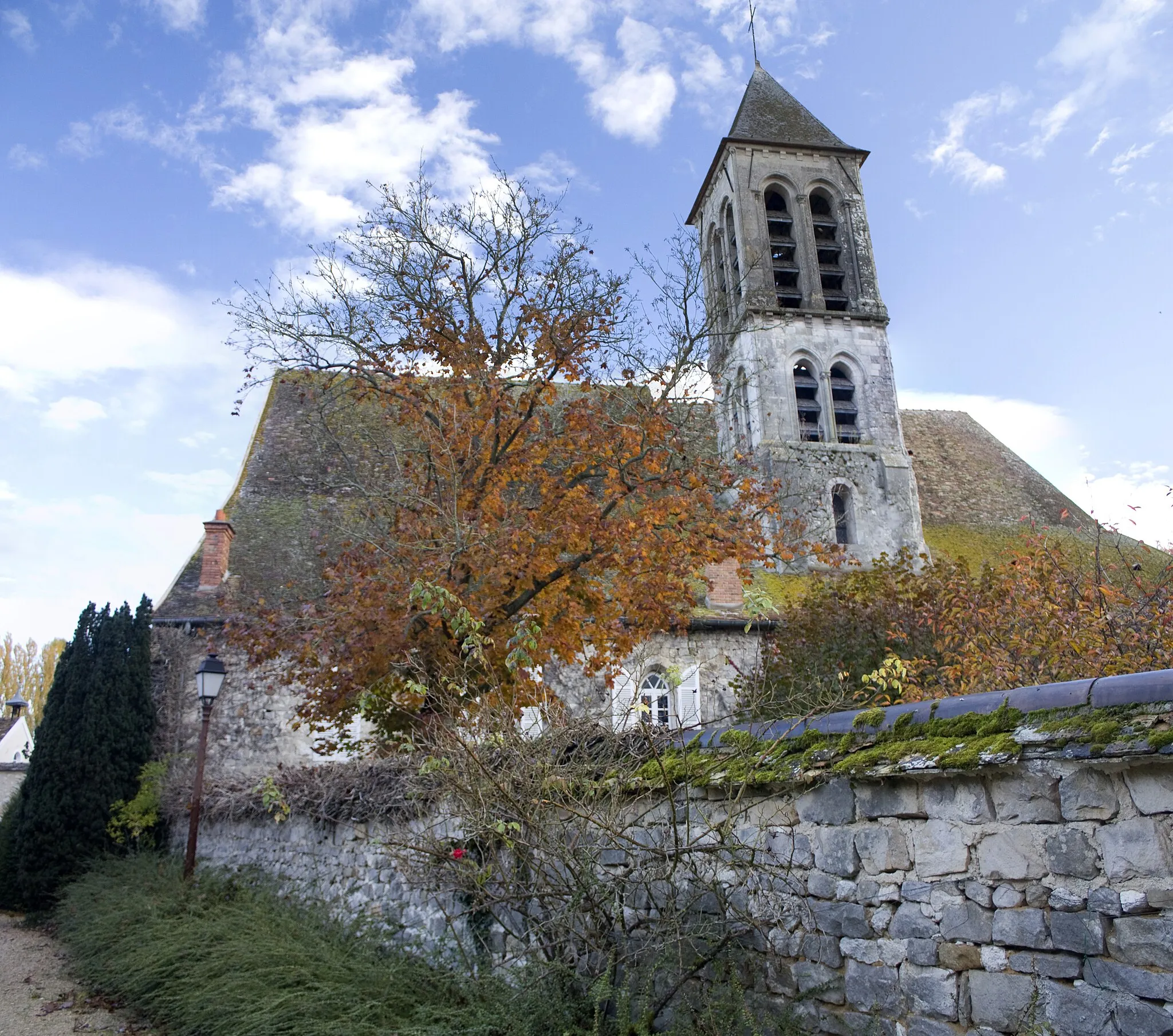 Photo showing: L'église et l'ancien presbytère qui y est adossé.