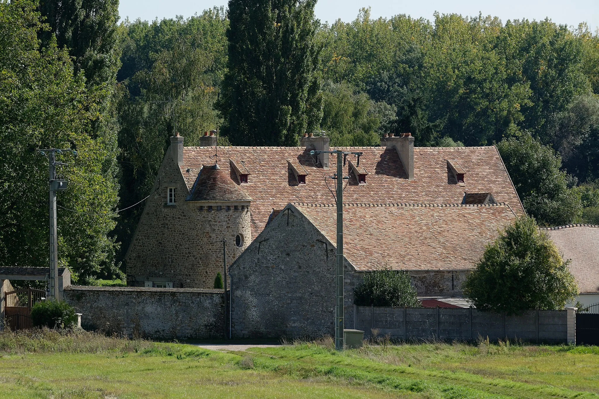 Photo showing: Moulin à farine dit de Trévoix, actuellement demeure privée à Ollainville, dans l'Essonne. Inscrit à l'Inventaire général du patrimoine culturel sous le numéro IA91000289.