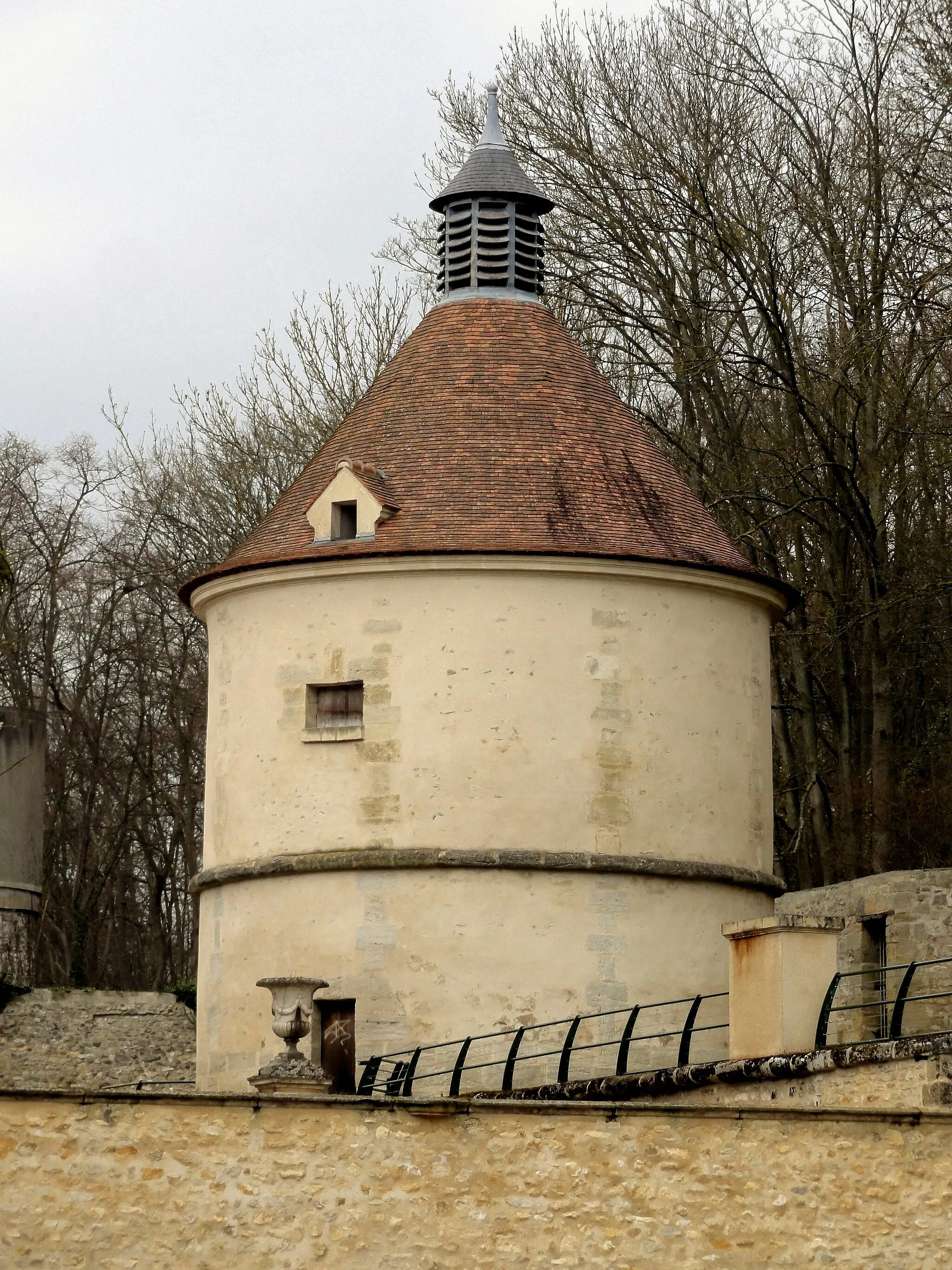 Photo showing: Le colombier au nord du château.