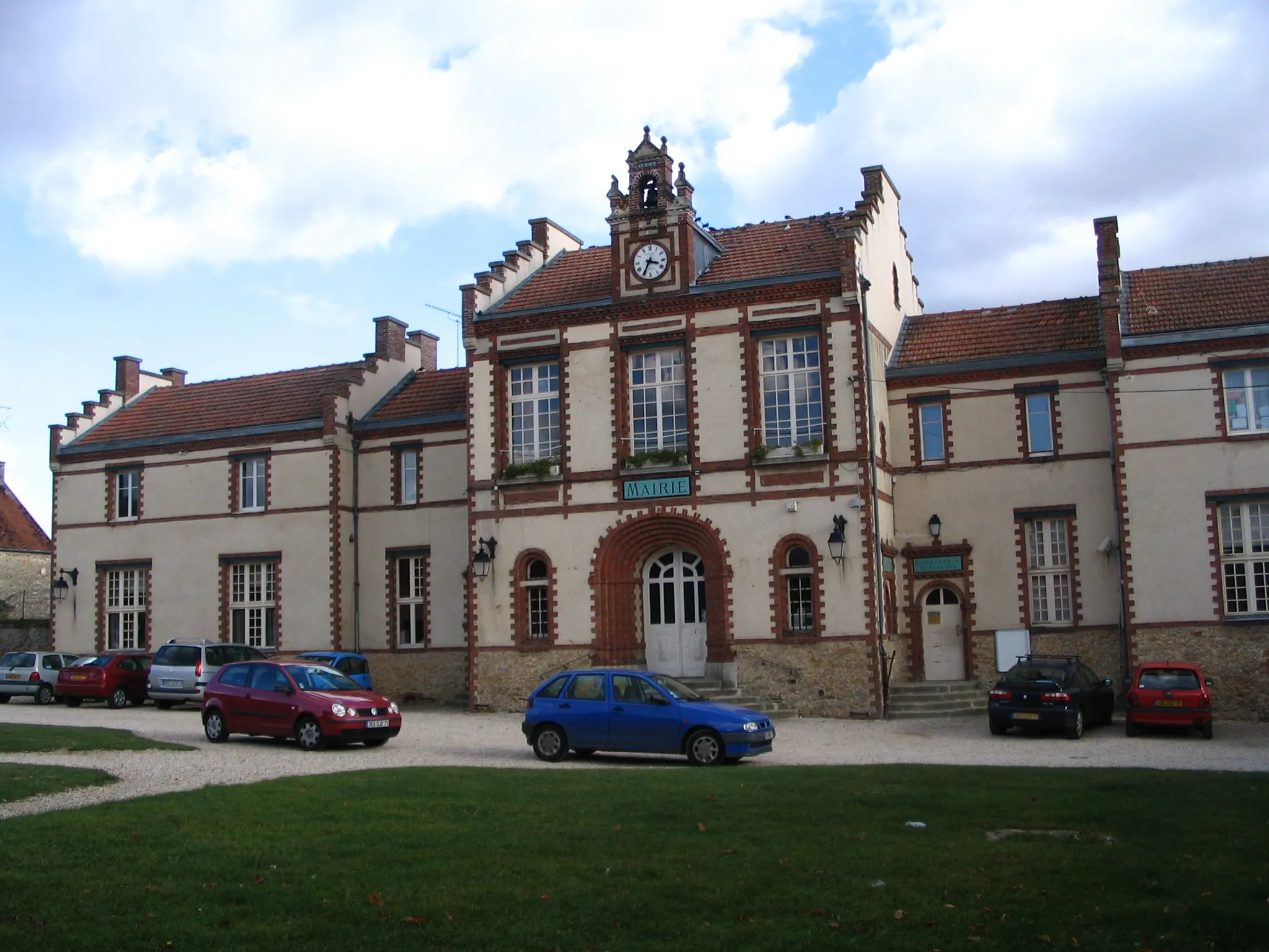 Photo showing: The town hall of Ozouer-le-Voulgis, Seine-et-Marne, France.