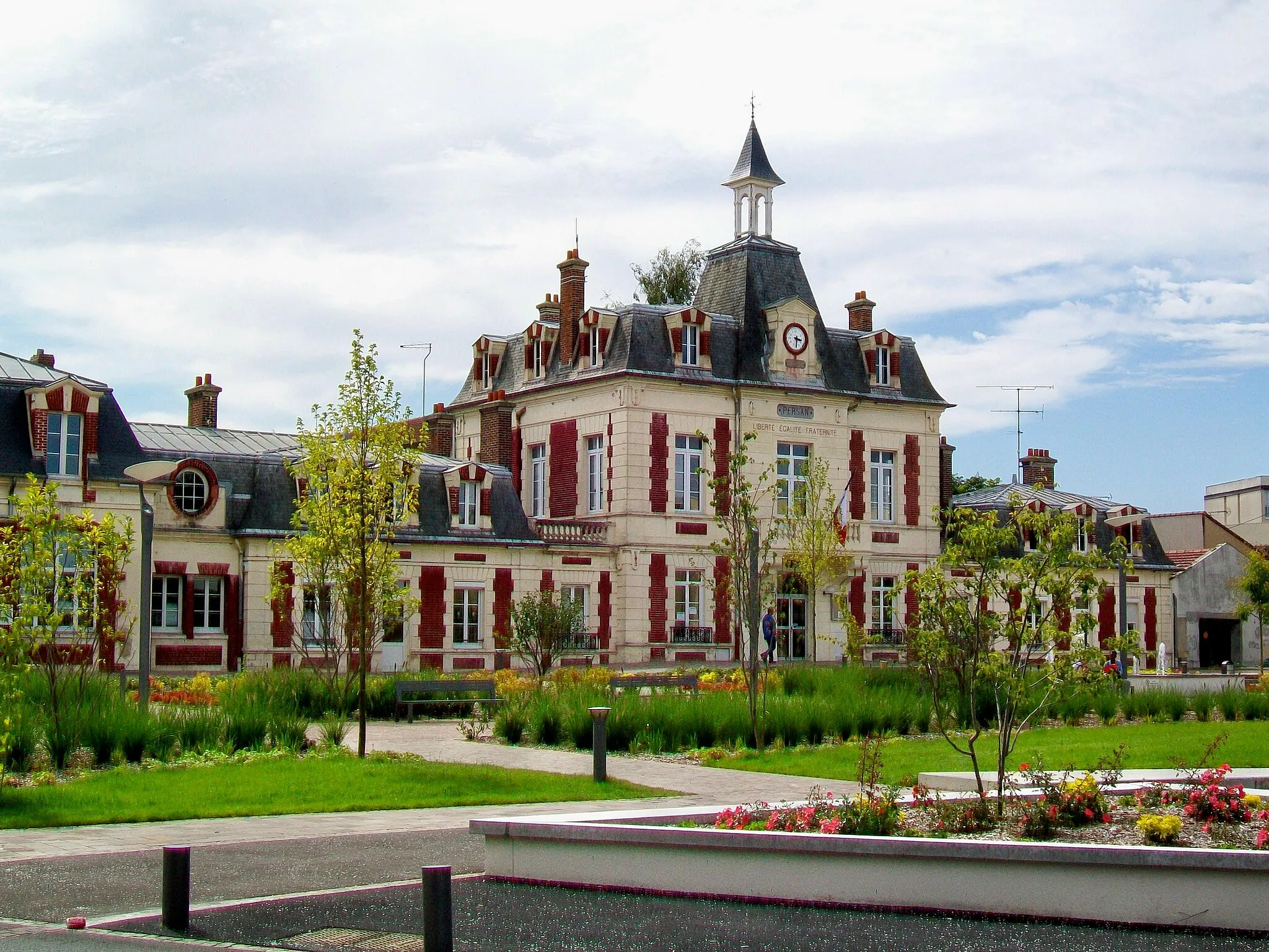 Photo showing: Persan, la mairie, avenue Gaston Vermeire.