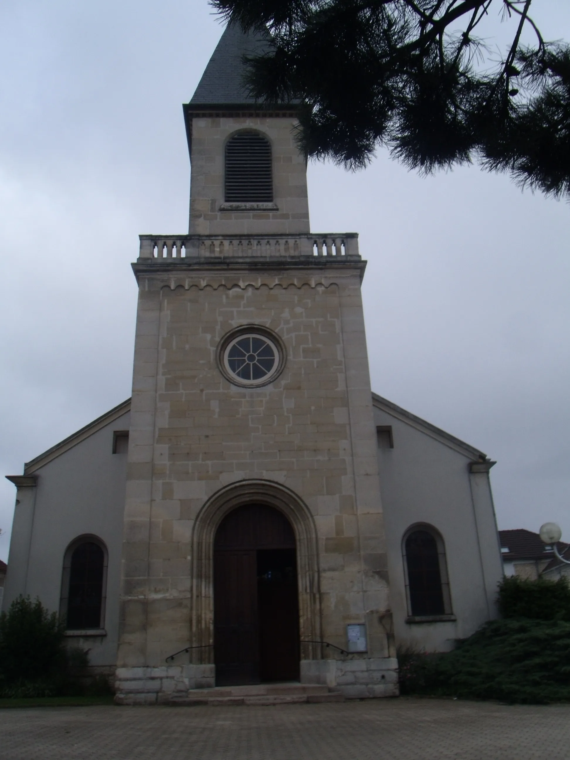 Photo showing: Pierrelaye church