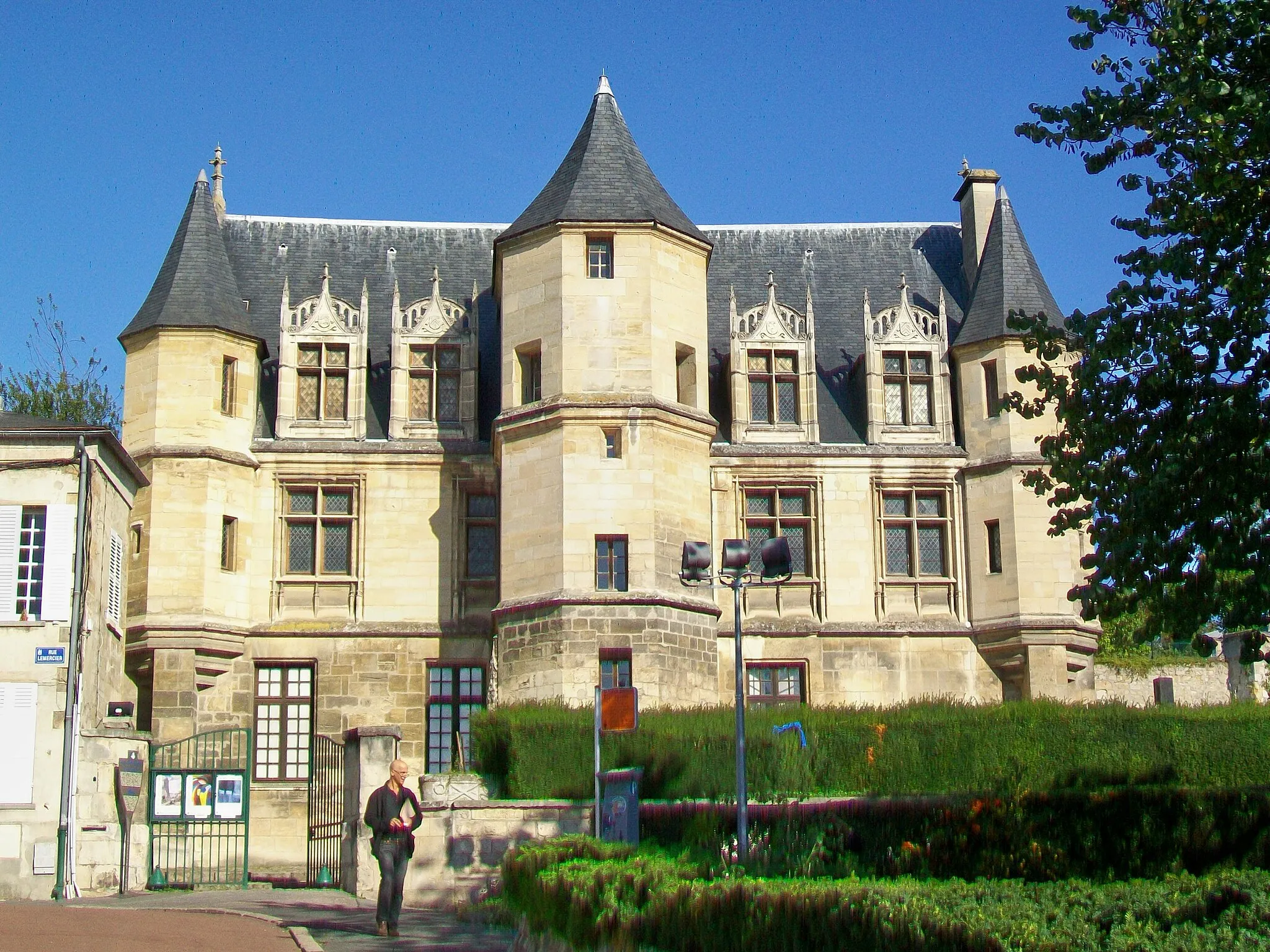 Photo showing: Le musée Tavet-Delacour, construit entre 1477 et 1483, 4 rue Lemercier, façade est sur la rue. C'est aussi l'ancienne sous-préfecture et l'ancien tribunal de Pontoise, au XIXe siècle.