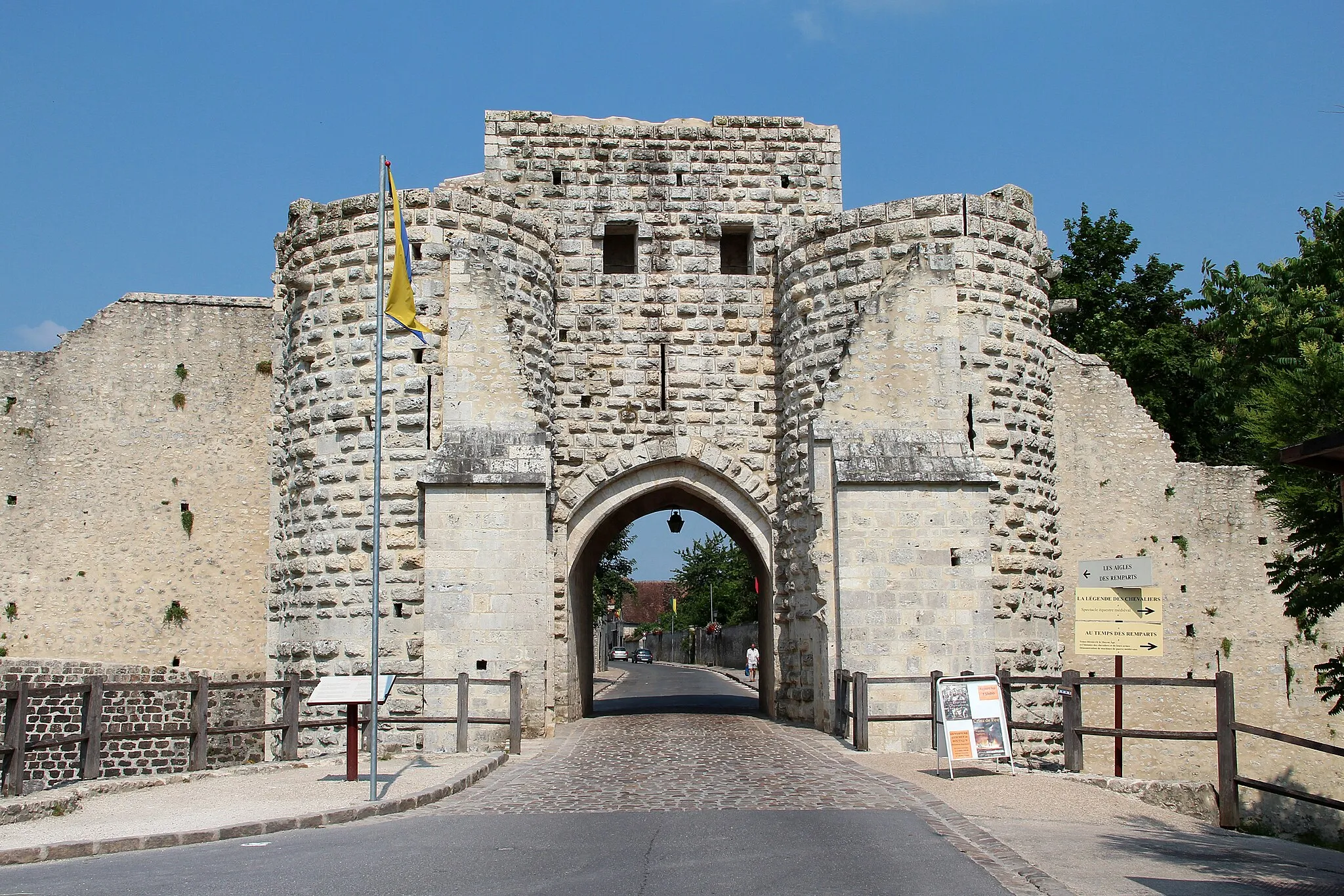 Photo showing: Provins (Île-de-France),  ramparts and tower of the Porte Saint-Jean.