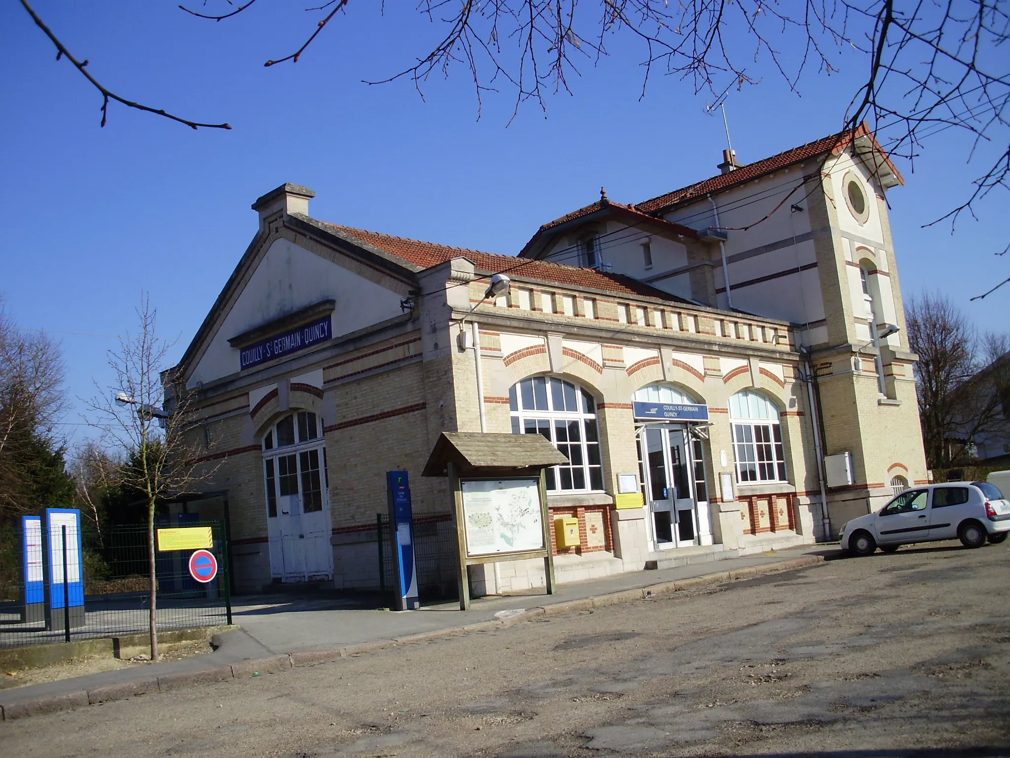 Photo showing: Couilly - Saint-Germain - Quincy station - Station square, Seine-et-Marne, France