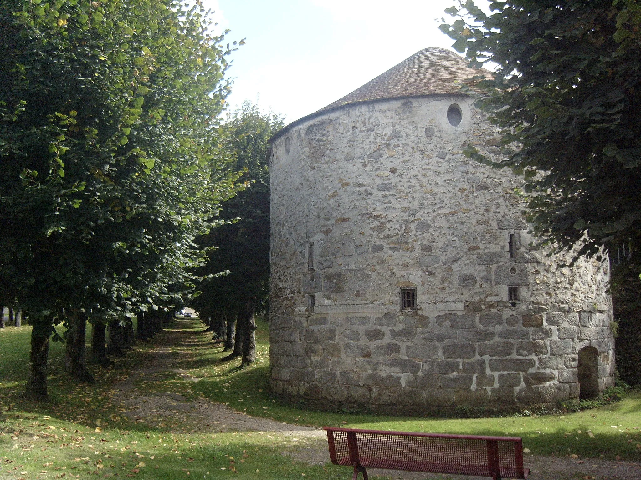 Photo showing: Tour d'angle du rempart de Rozay-en-Brie