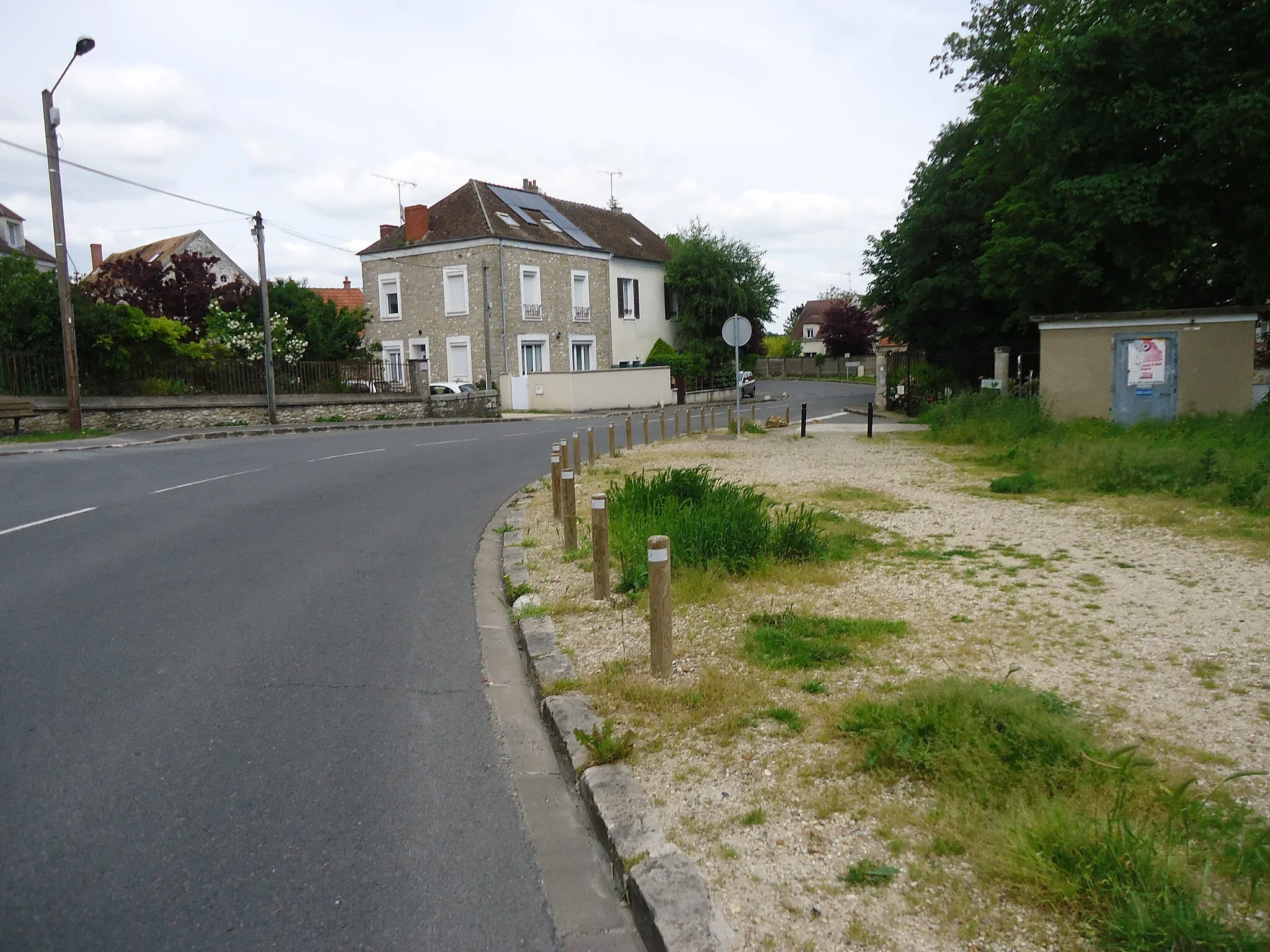 Photo showing: Route des Trois-Moulins, près de l'arrêt « Trois-Moulins » de l'ancienne ligne de tramway de Verneuil-l'Étang à Melun.