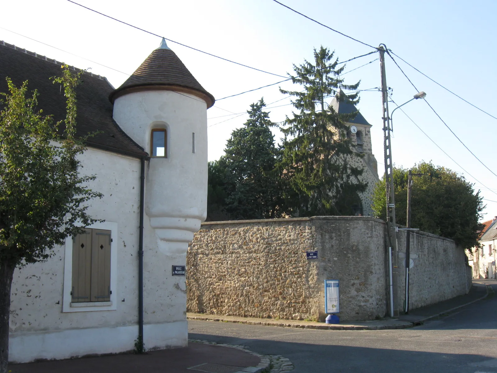 Photo showing: La maison à échauguette de Saclay (début de la Renaissance) et l'église Saint-Germain en arrière plan.