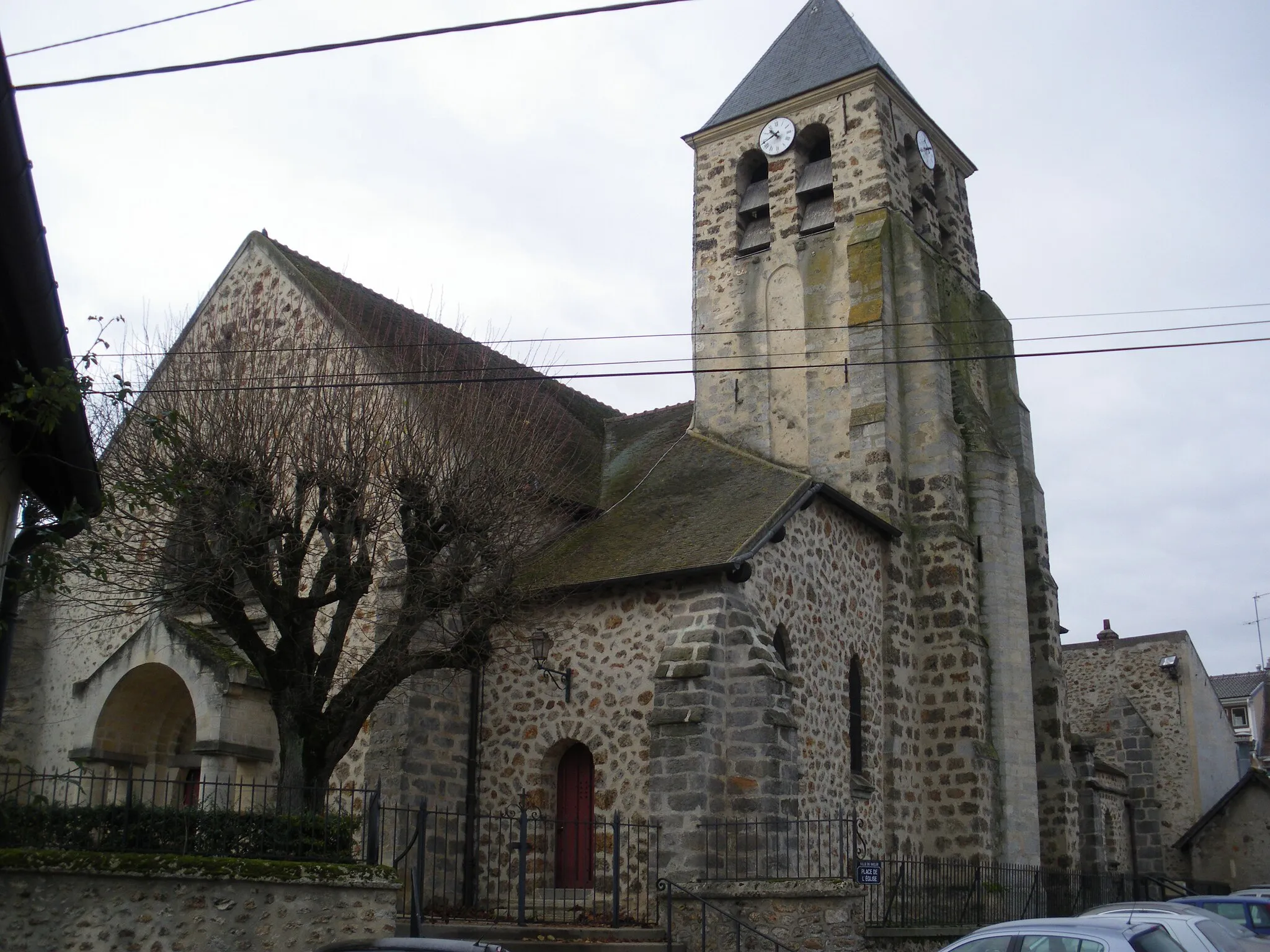 Photo showing: Church in Saclay, Essonne, France.