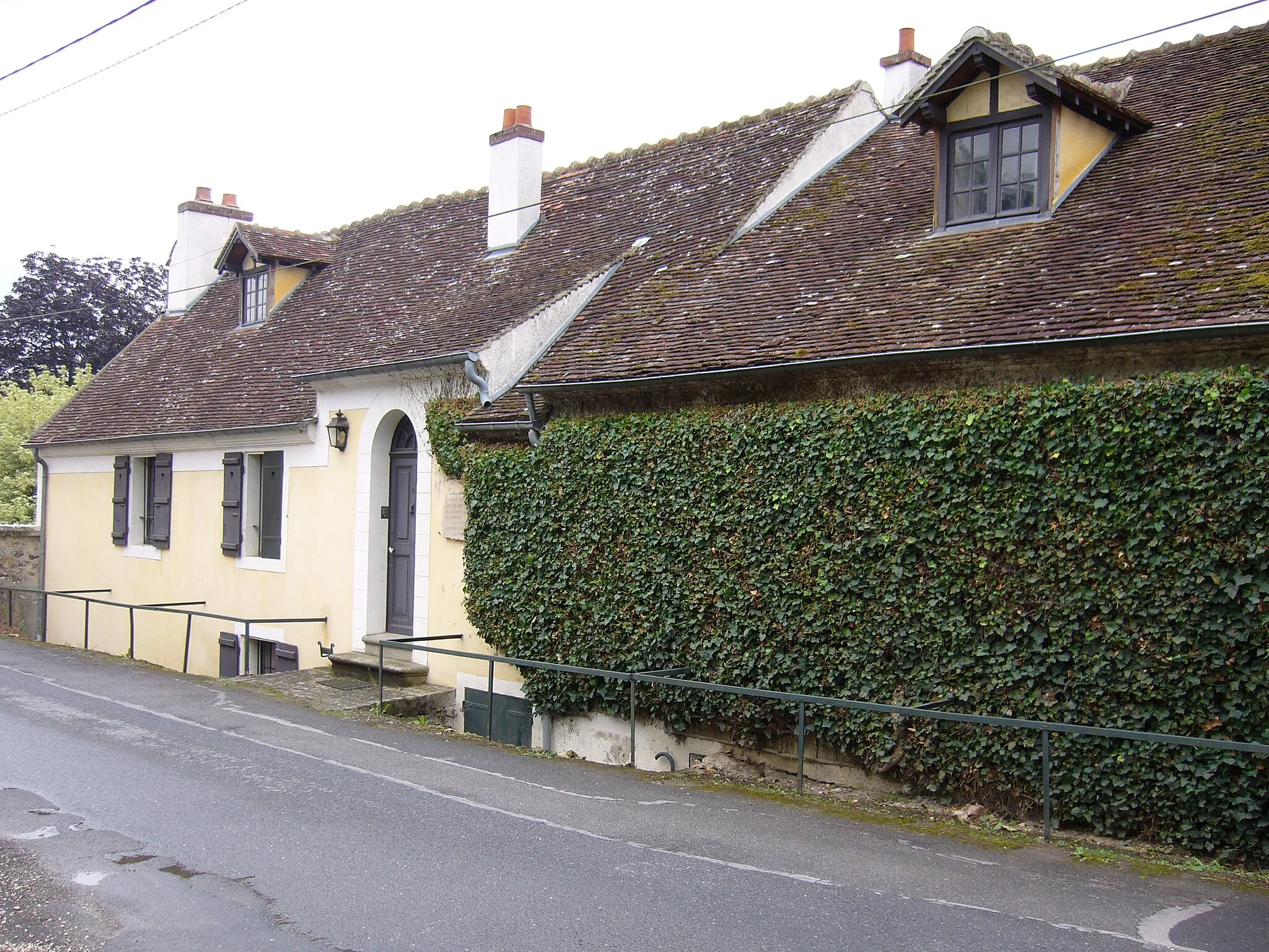 Photo showing: Maison de Pierre Mac Orlan à Saint-Cyr-sur-Morin