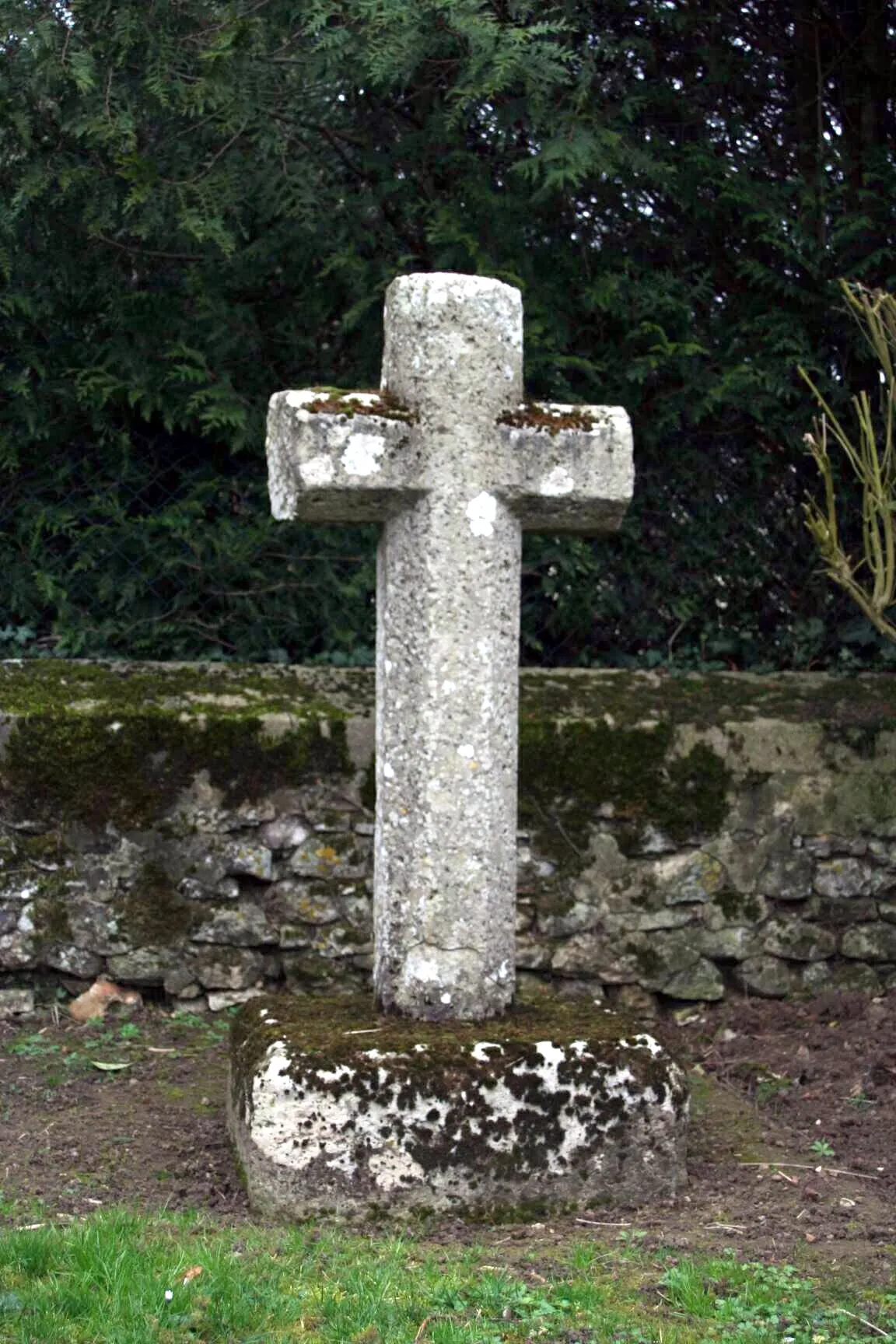 Photo showing: Croix à Saint-Germain-de-la-Grange - Yvelines (France). Cette croix marque l'emplacement de l'église brûlée en 1789.
