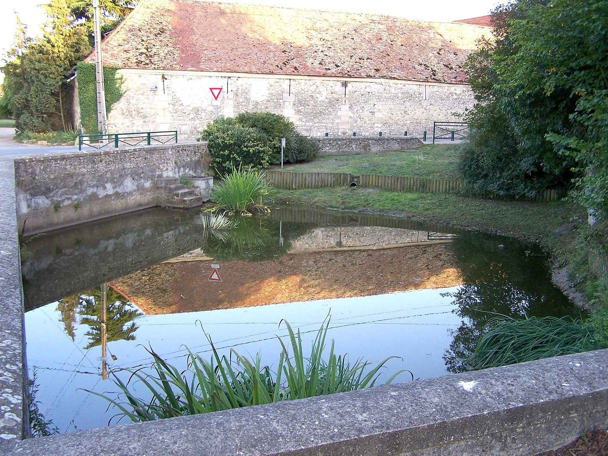 Photo showing: Abreuvoir de Saint-Germain-de-la-Grange (Yvelines, France)