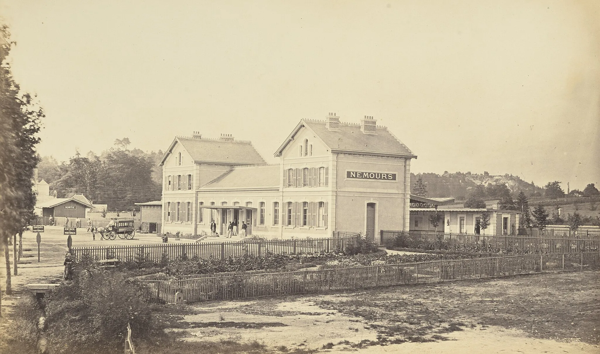 Photo showing: Photographie de la gare de Nemours, issue de Chemin de Fer du Bourbonnais. Moret-Nevers-Vichy. 1860 - 1863..