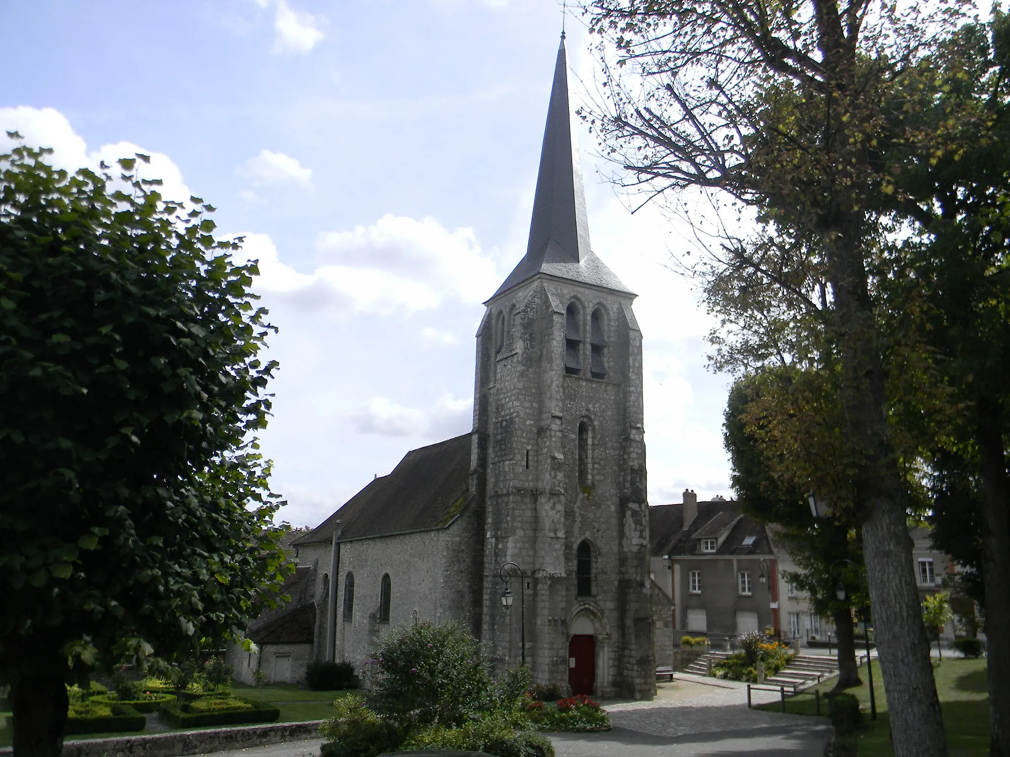 Photo showing: Eglise Saint-Pierre-Saint-Paul de Saint-Pierre-lès-Nemours (XIIe siècle).