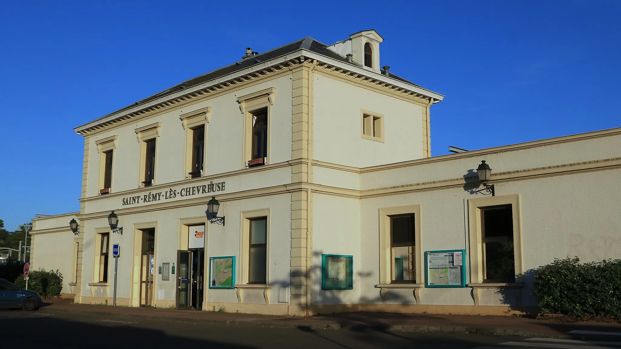 Photo showing: Le bâtiment voyageurs de la gare de Saint-Rémy-lès-Chevreuse côté parvis.