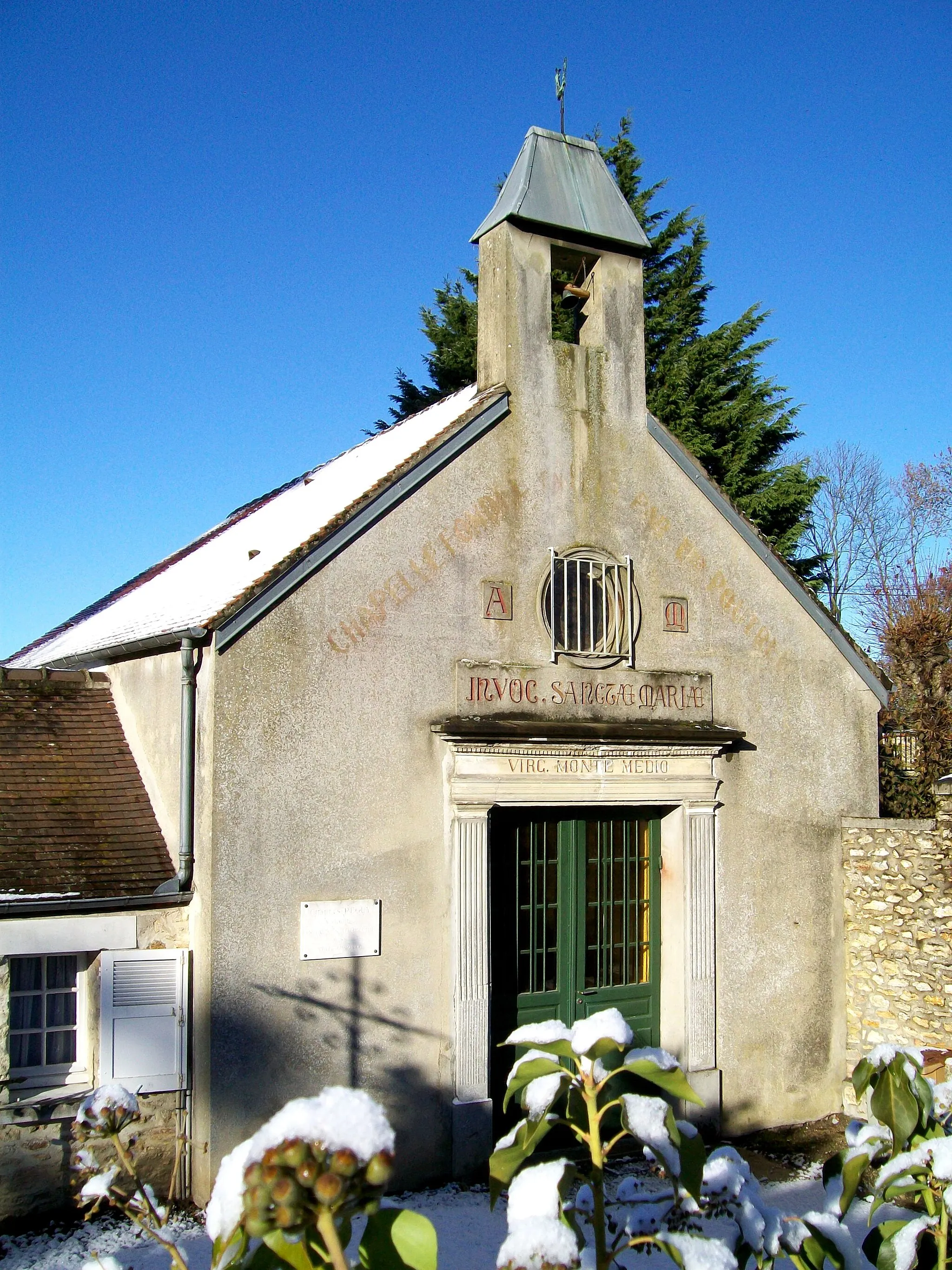 Photo showing: Chapelle de pèlerinage N.D. de Montmélian aménagée par Louis Poutrel dans une ancienne grange après la Révolution, de nouveau utilisée depuis 1978.
