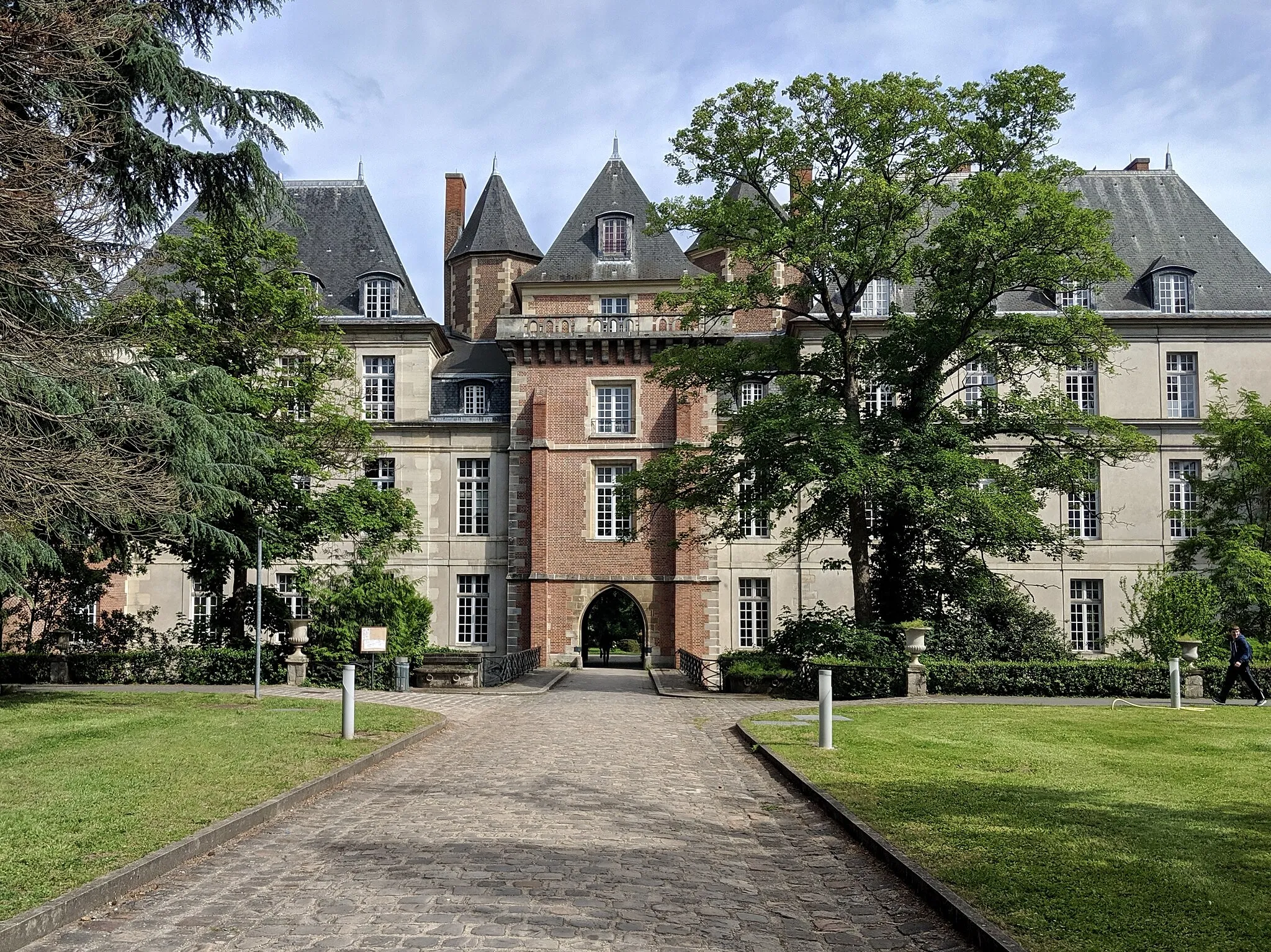 Photo showing: Le château de Savigny en 2019, occupé par l'administration du lycée Corot.