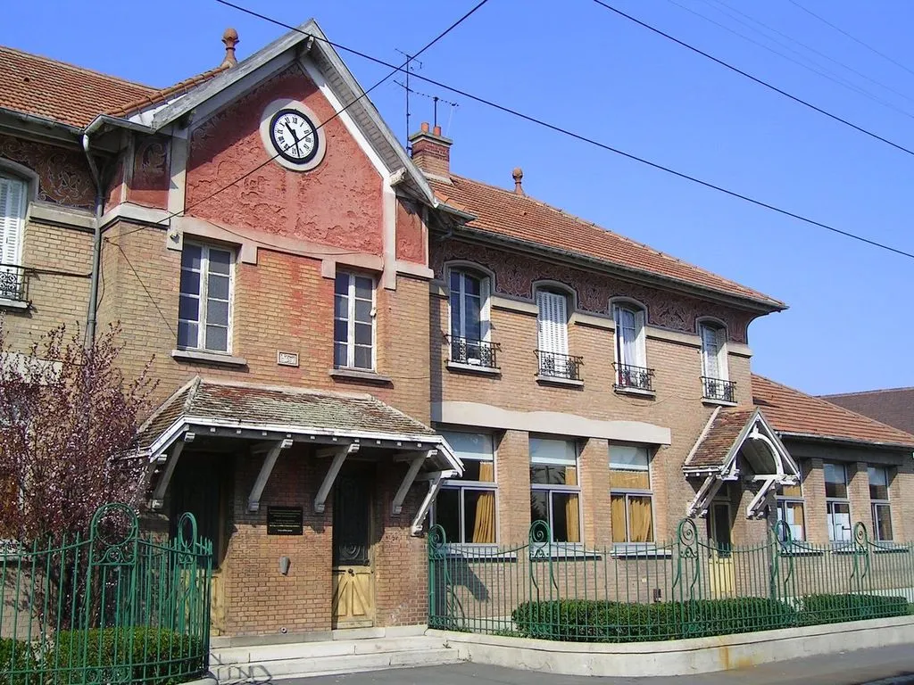 Photo showing: Ecole primaire victor Hugo, rue Victor Hugo, quartier Les Trèfles