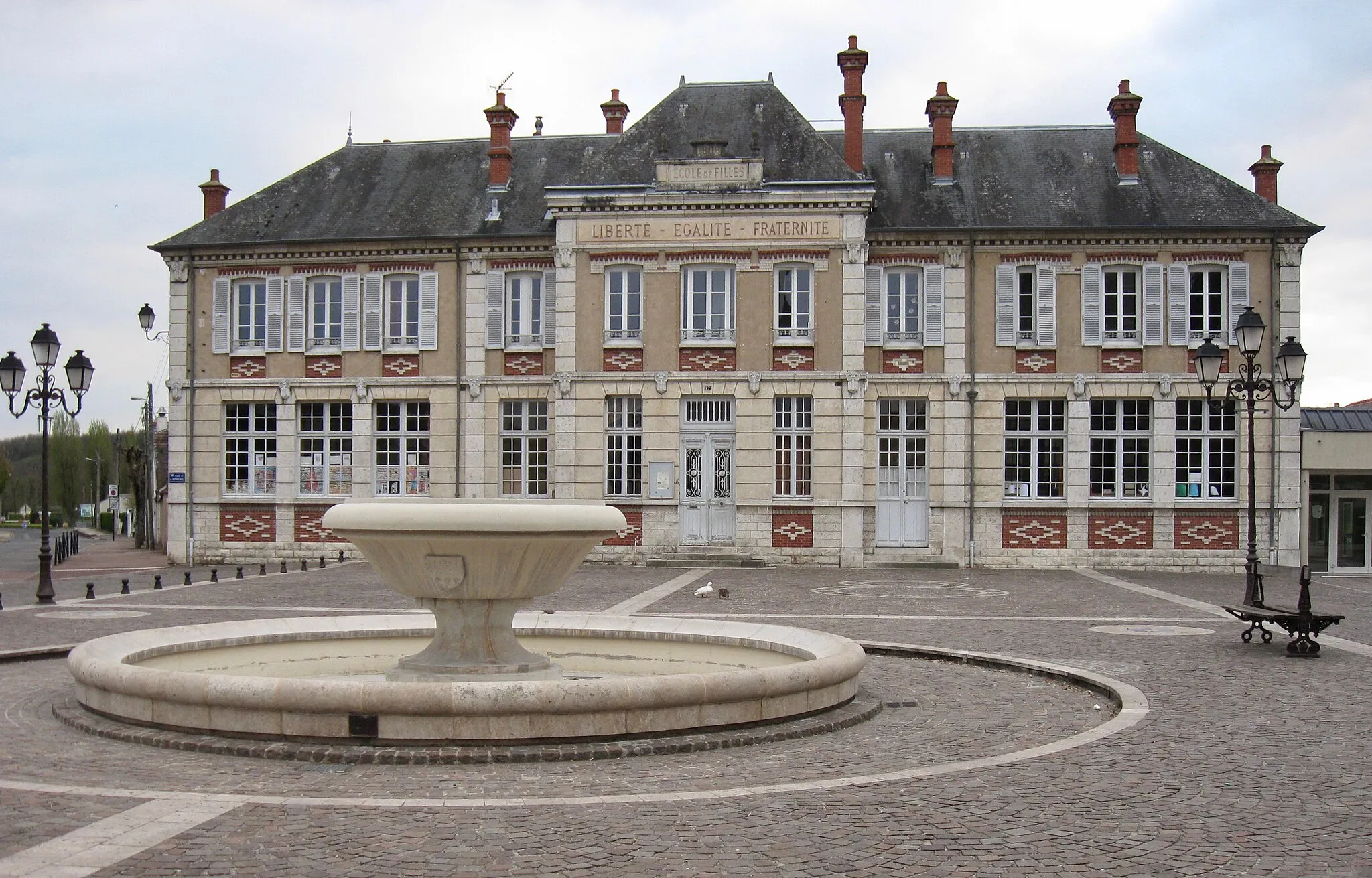 Photo showing: L'école des filles, place de l'église. (Souppes-s-Loing, département de la Seine-et-Marne, région Île-de-France).