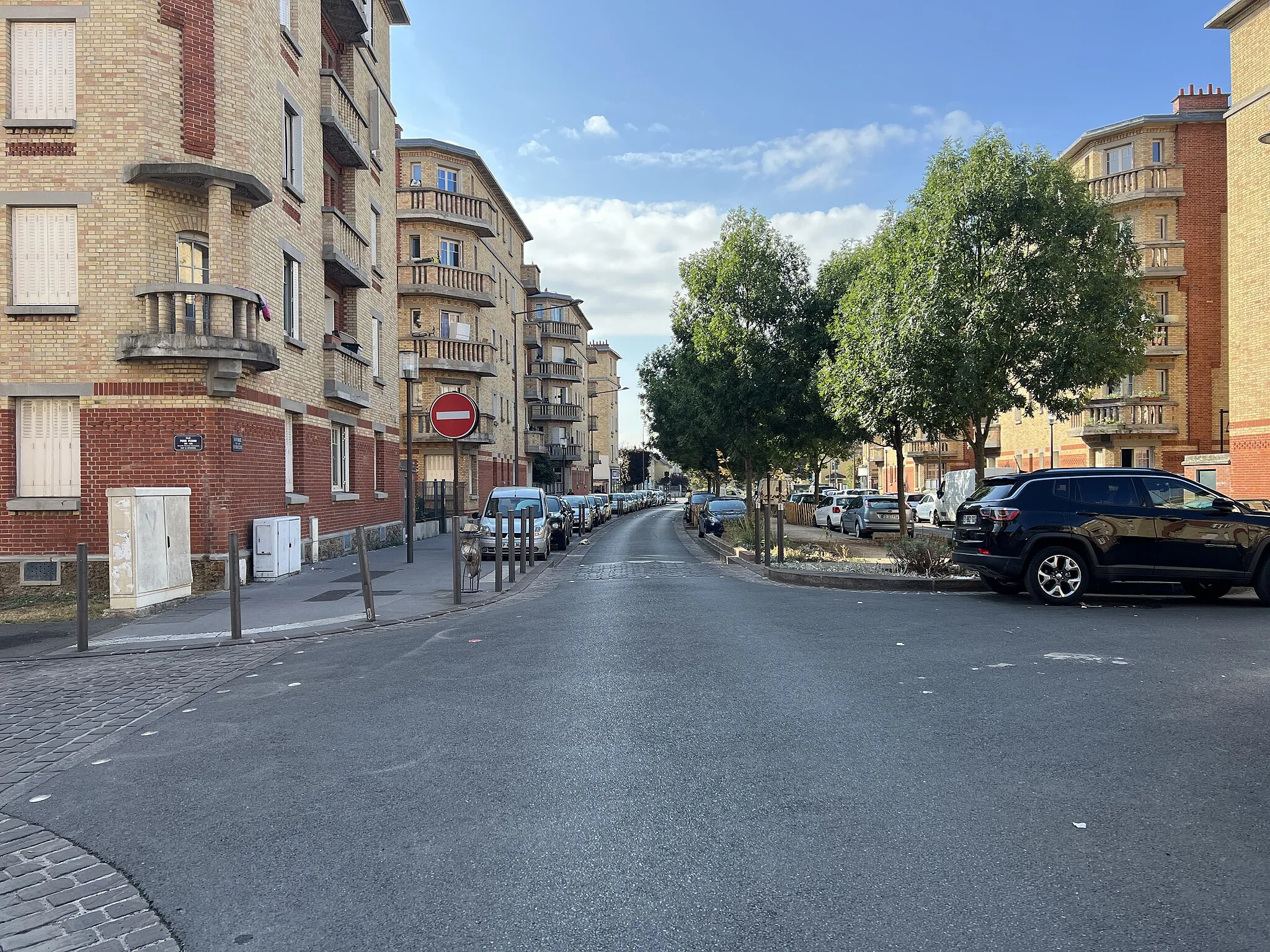 Photo showing: Avenue de la Division-Leclerc, Stains en Seine-Saint-Denis.