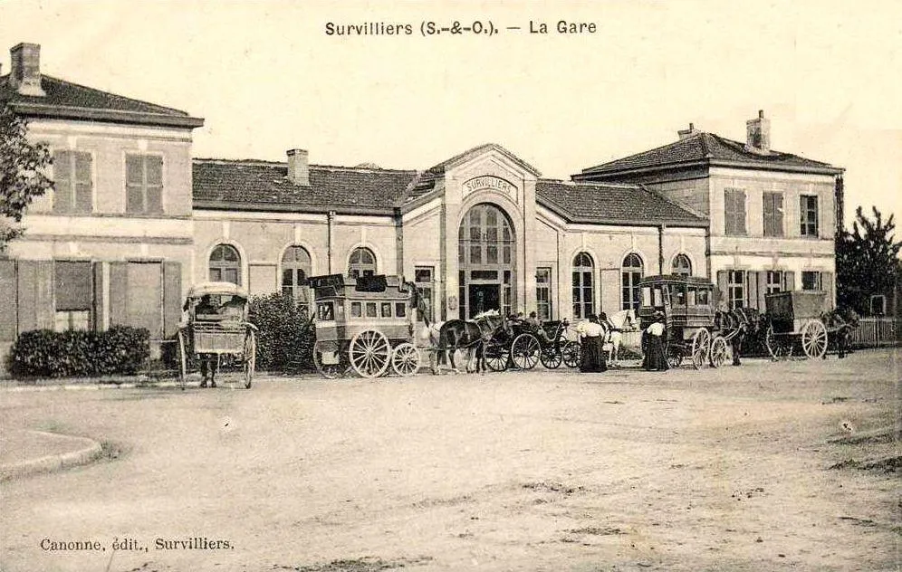 Photo showing: La place de la gare de Survilliers, avec des omnibus à cheval pour La Chapelle-en-Serval (à g.) et Mortefontaine.