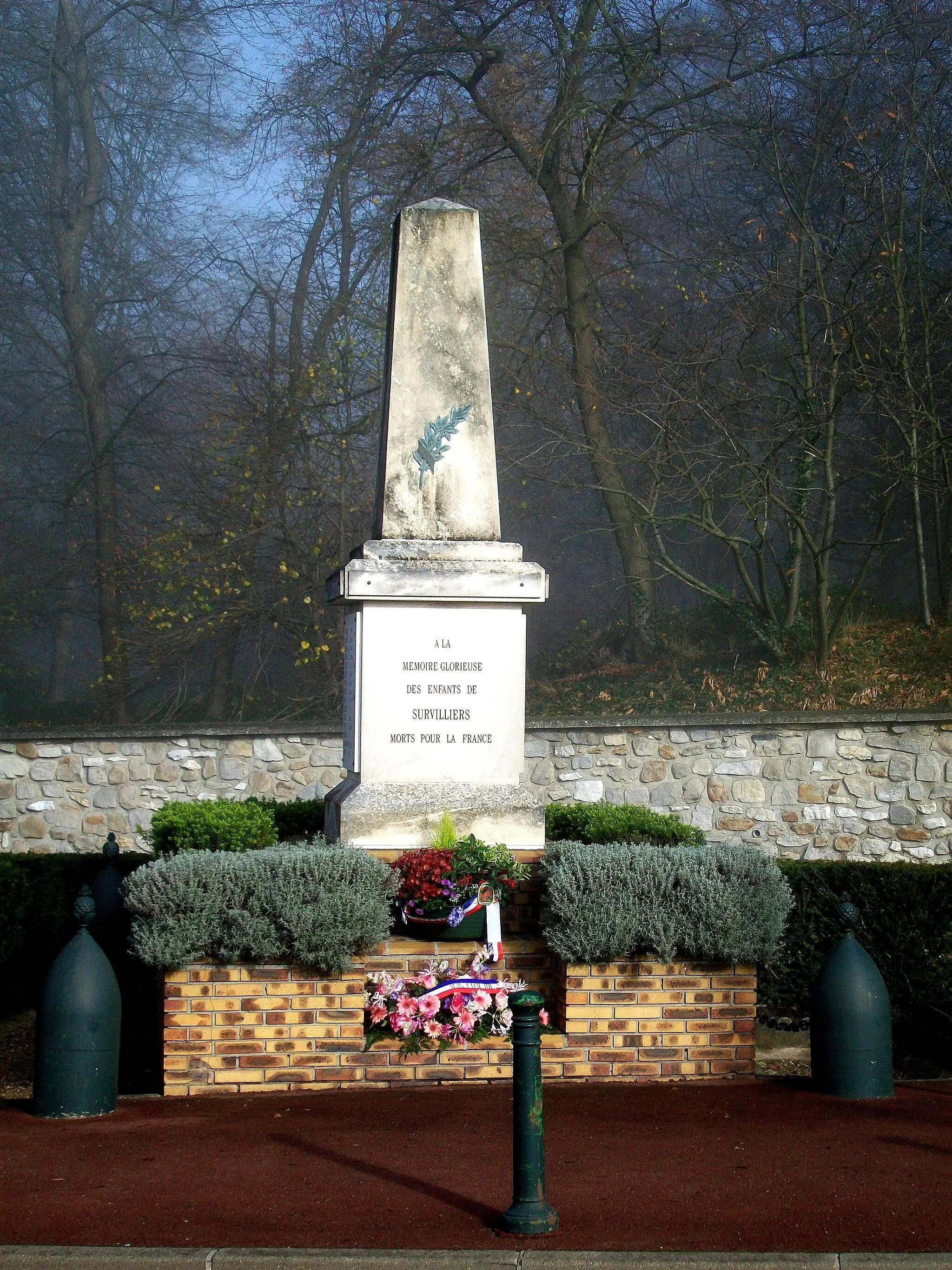Photo showing: Monument aux morts de Survilliers (95).