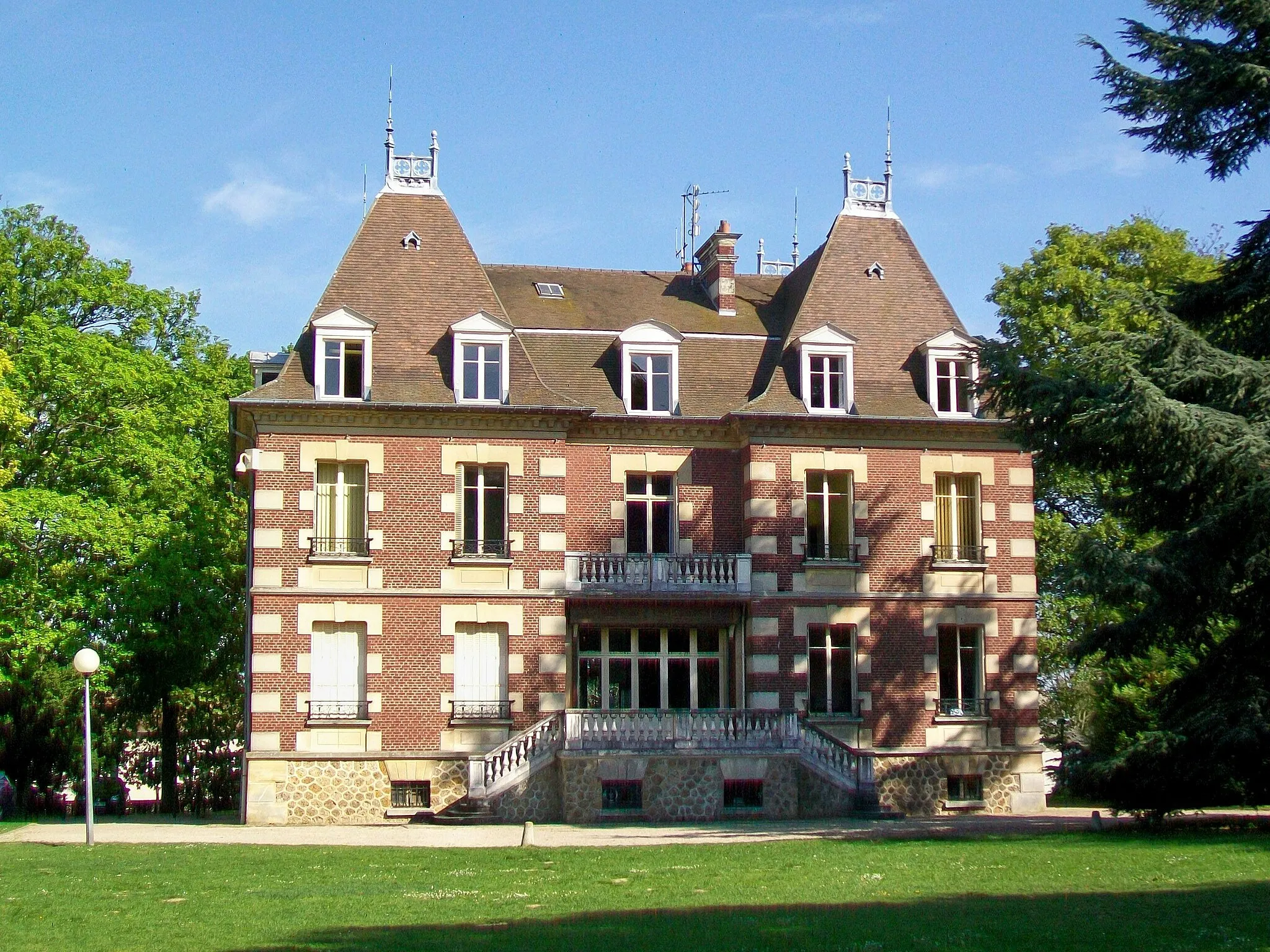 Photo showing: L'hôtel de ville de Survilliers (95), installé dans ce petit château de la famille Bouchard-Aubergé du début du XXe siècle depuis 1970. La ville a acquis la totalité du parc en 1976 pour l'ouvrir au public.