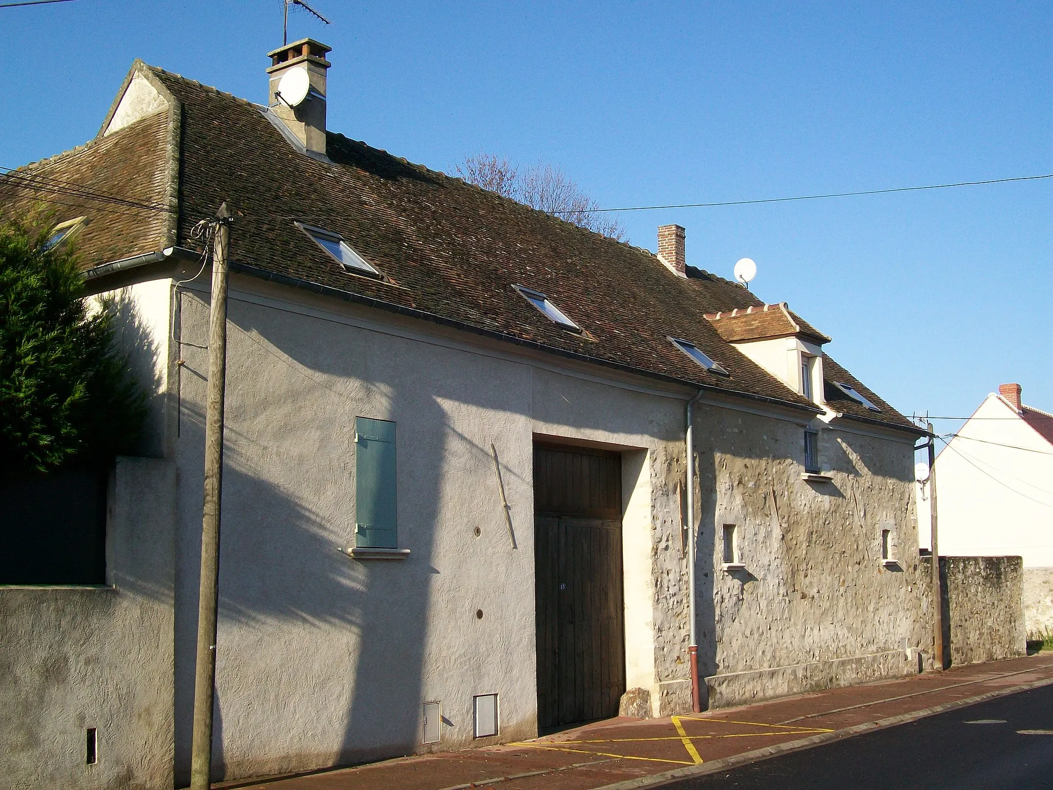 Photo showing: Dernier bâtiment subsistant de la ferme Valaize, rue Pasteur; avec la Grande Ferme et la Ferme de la Croix, ce fut l'une des trois fermes documentées depuis le Moyen Age.